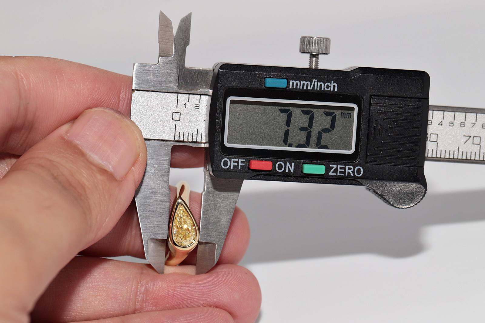 18k Gold GIA Certified Natural Fancy Light Color Pear Cut Diamond Solitaire Ring im Angebot 6