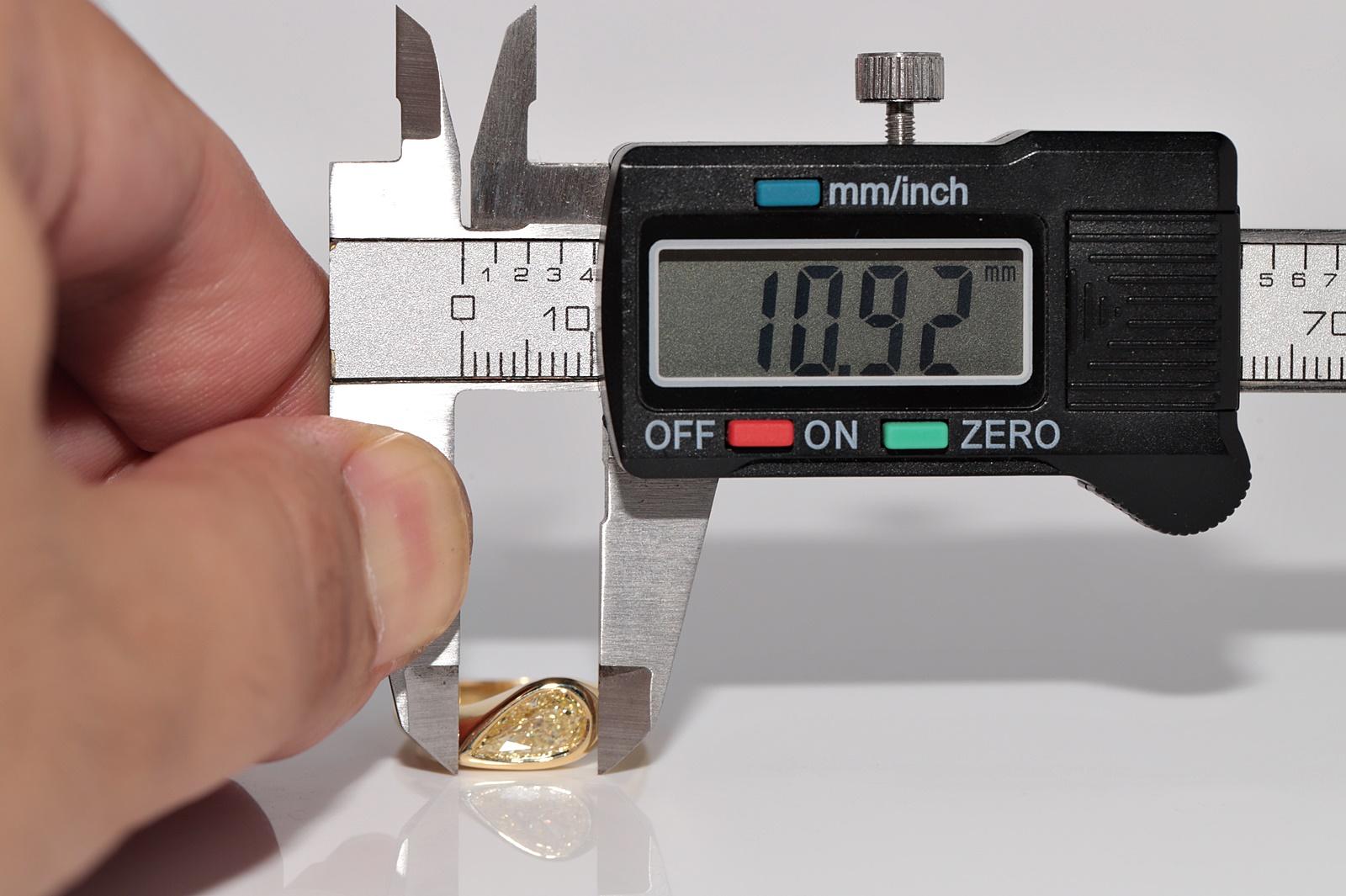 Anello solitario con diamante taglio a pera in oro 18 carati certificato GIA con colore naturale chiaro e fantasia in vendita 7