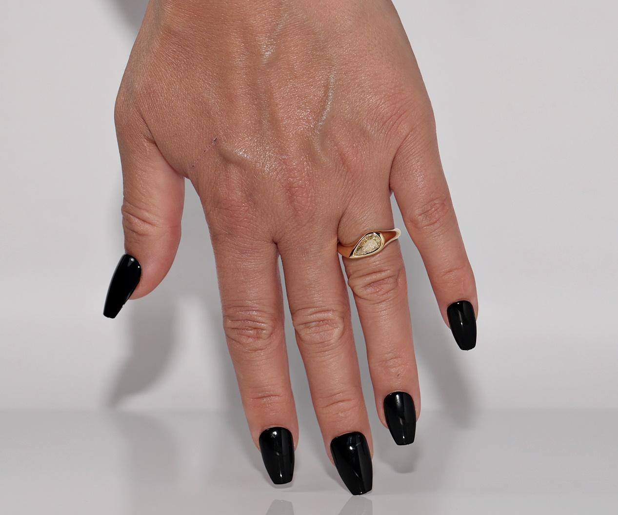 Anello solitario con diamante taglio a pera in oro 18 carati certificato GIA con colore naturale chiaro e fantasia in vendita 10