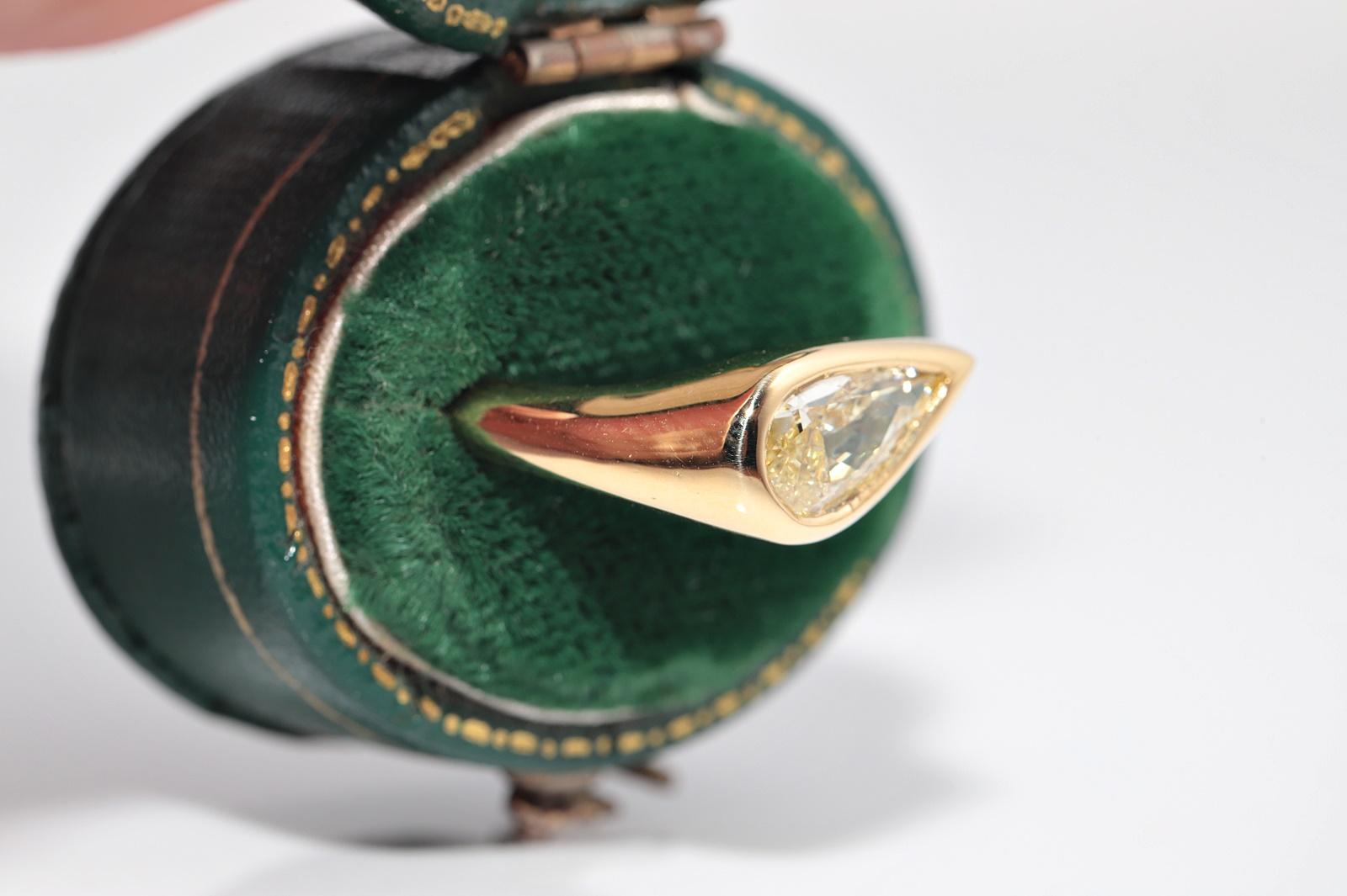 Moderno Anello solitario con diamante taglio a pera in oro 18 carati certificato GIA con colore naturale chiaro e fantasia in vendita