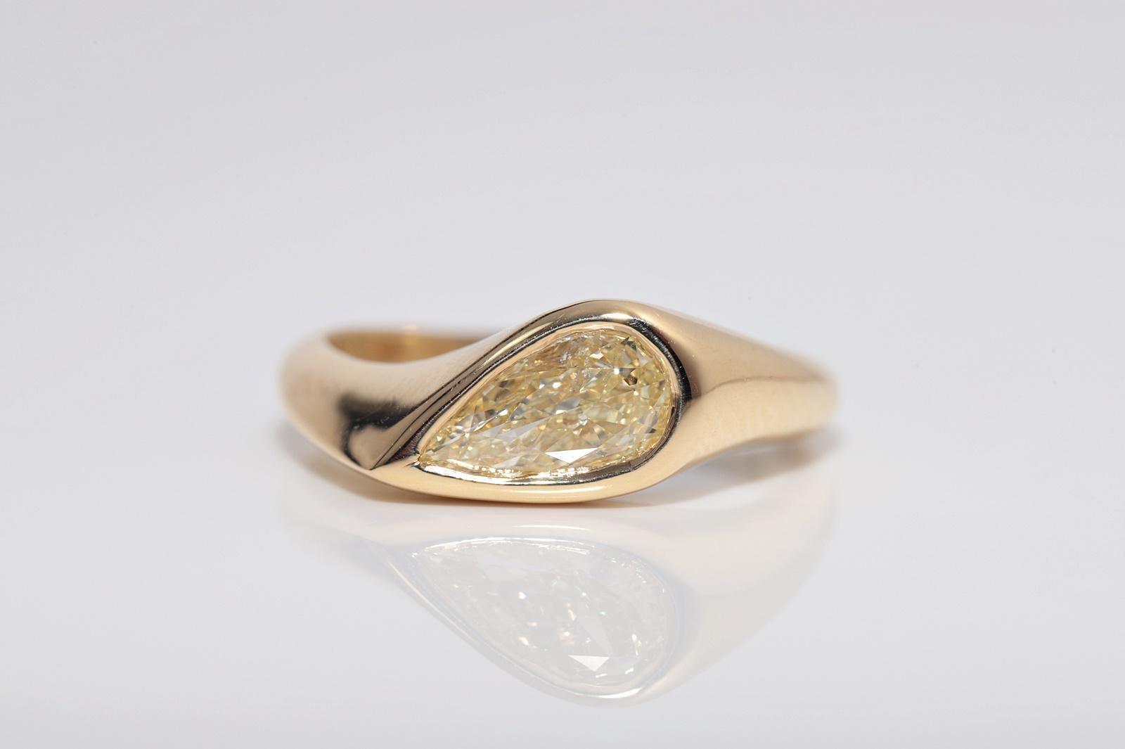 Taglio a goccia Anello solitario con diamante taglio a pera in oro 18 carati certificato GIA con colore naturale chiaro e fantasia in vendita