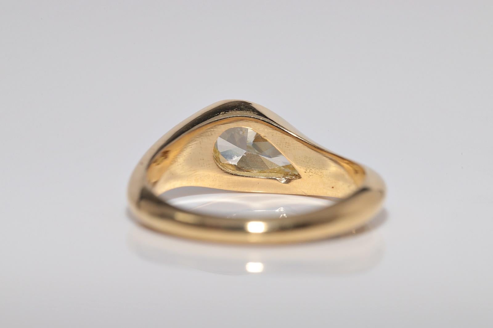 Anello solitario con diamante taglio a pera in oro 18 carati certificato GIA con colore naturale chiaro e fantasia in vendita 2