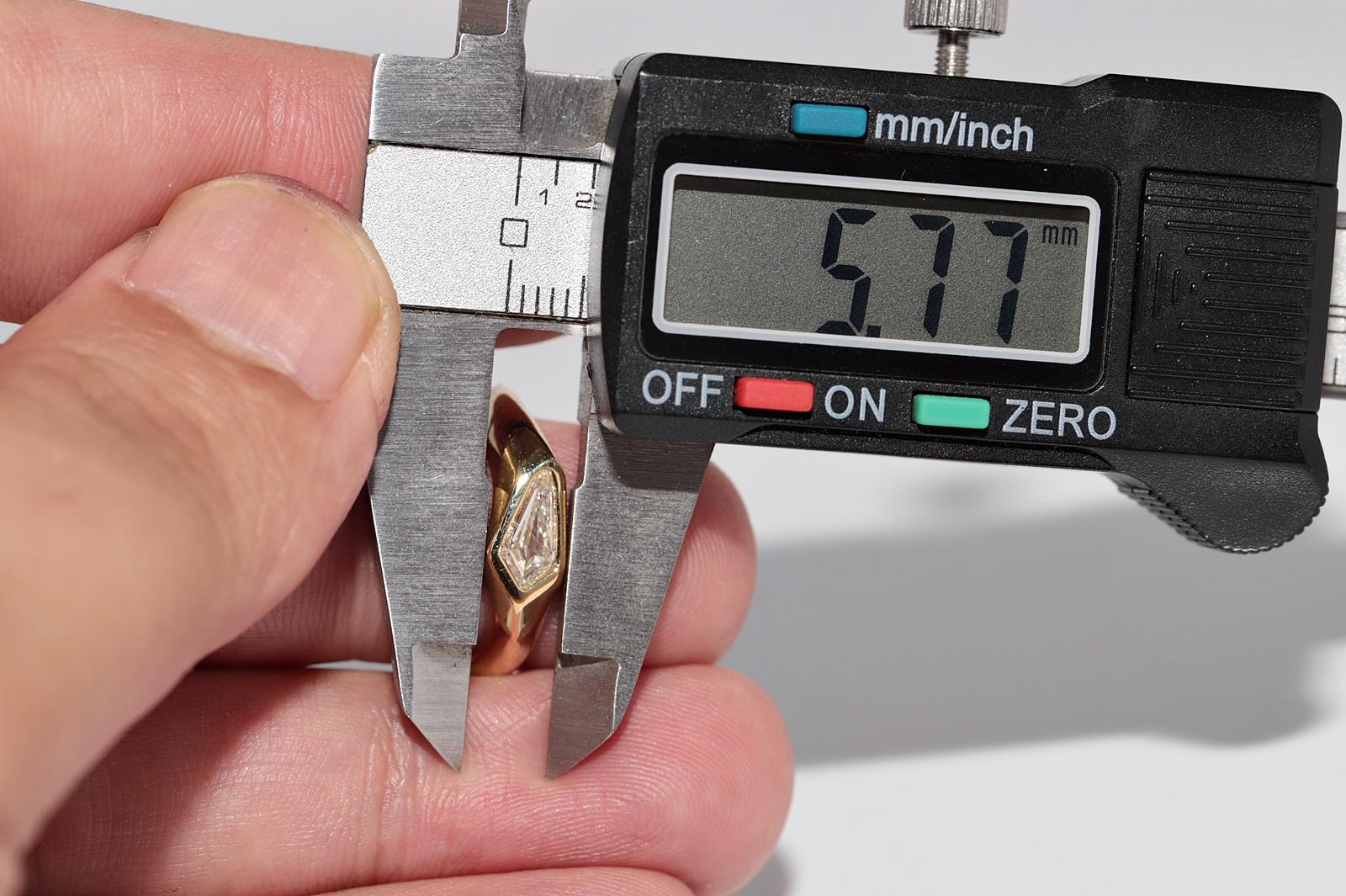 Anillo solitario de oro de 18 quilates con diamante de talla escalonada natural modificado con certificado GIA en venta 5