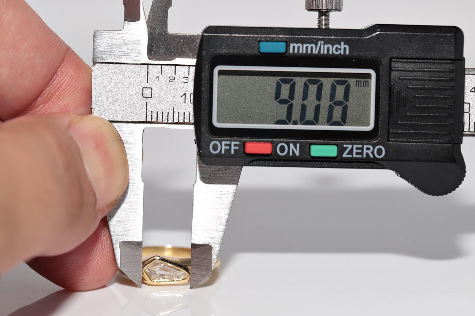 Anillo solitario de oro de 18 quilates con diamante de talla escalonada natural modificado con certificado GIA en venta 6