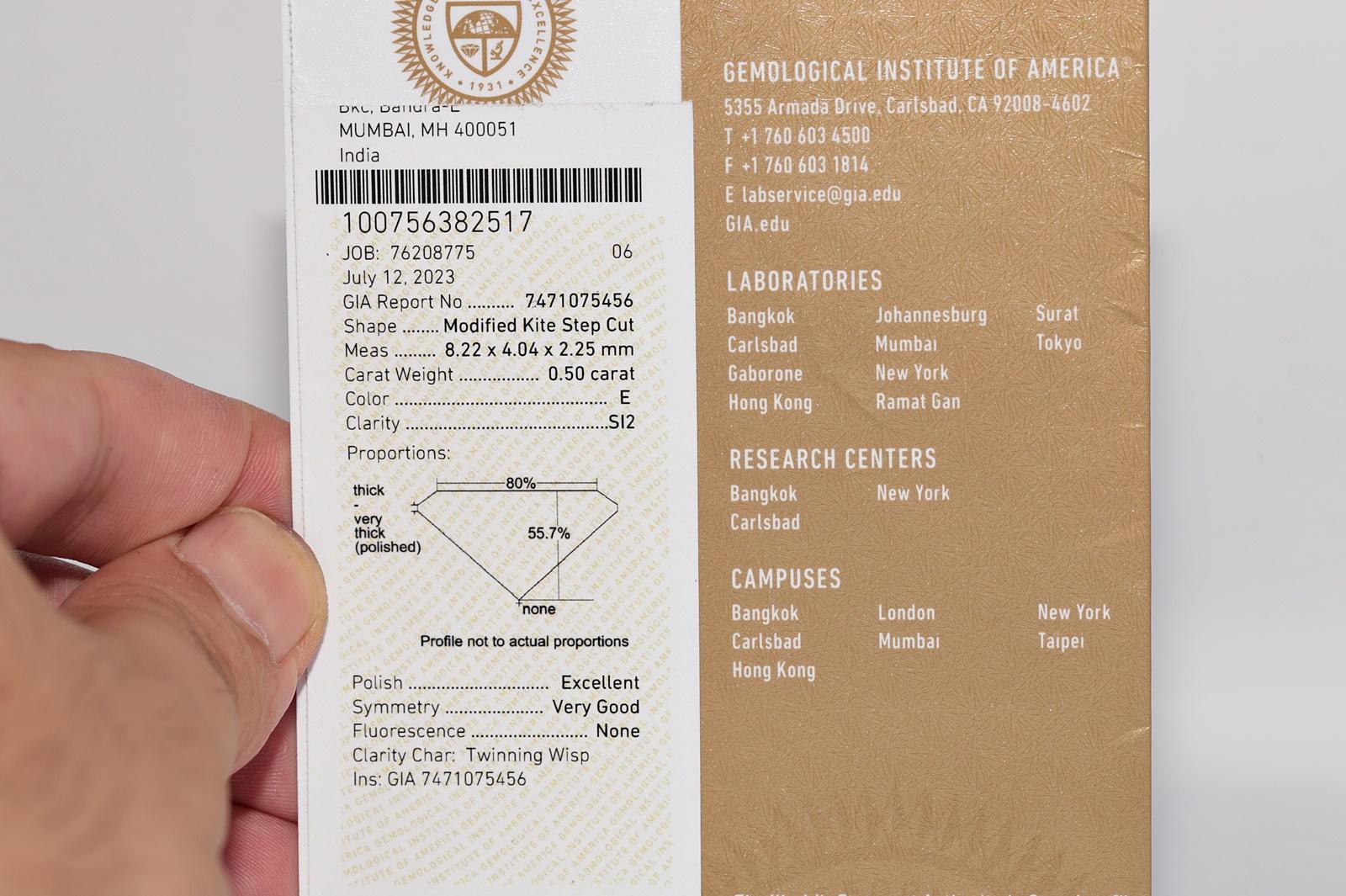 Anillo solitario de oro de 18 quilates con diamante de talla escalonada natural modificado con certificado GIA en venta 7