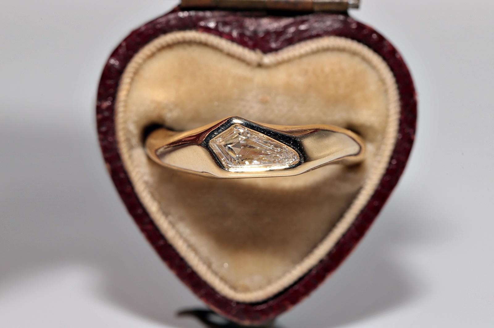 En muy buen estado.
El peso total es de 4,7 gramos.
Totalmente es diamante 0,50 ct.
El diamante es de color E y claridad sı2.
La talla del anillo es US 6.5
Podemos fabricar cualquier tamaño.
La caja no está incluida.
Ponte en contacto para cualquier