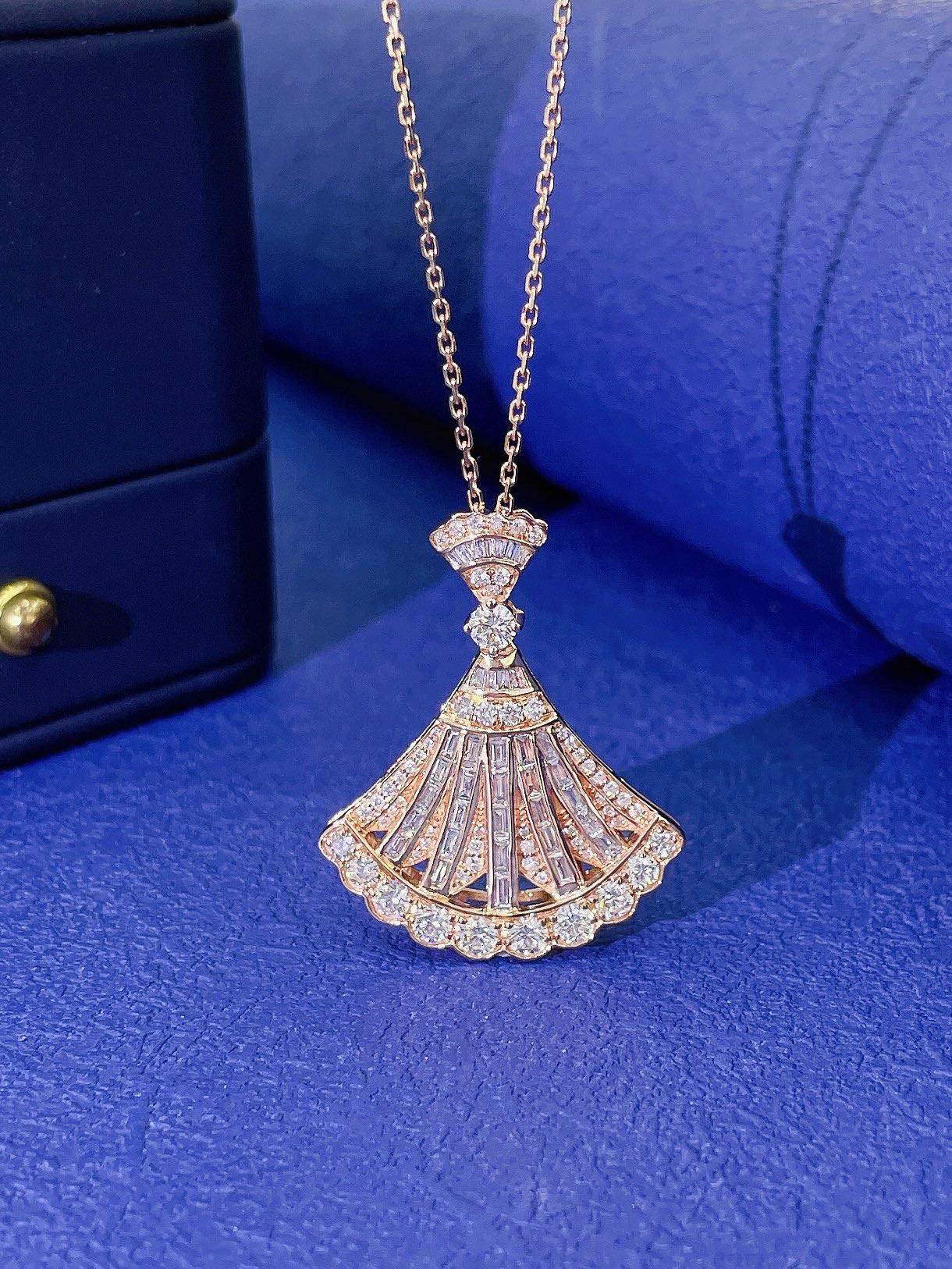 Modern 18K Gold Glamorous Fan Pendant Necklace with Natural Diamonds For Sale
