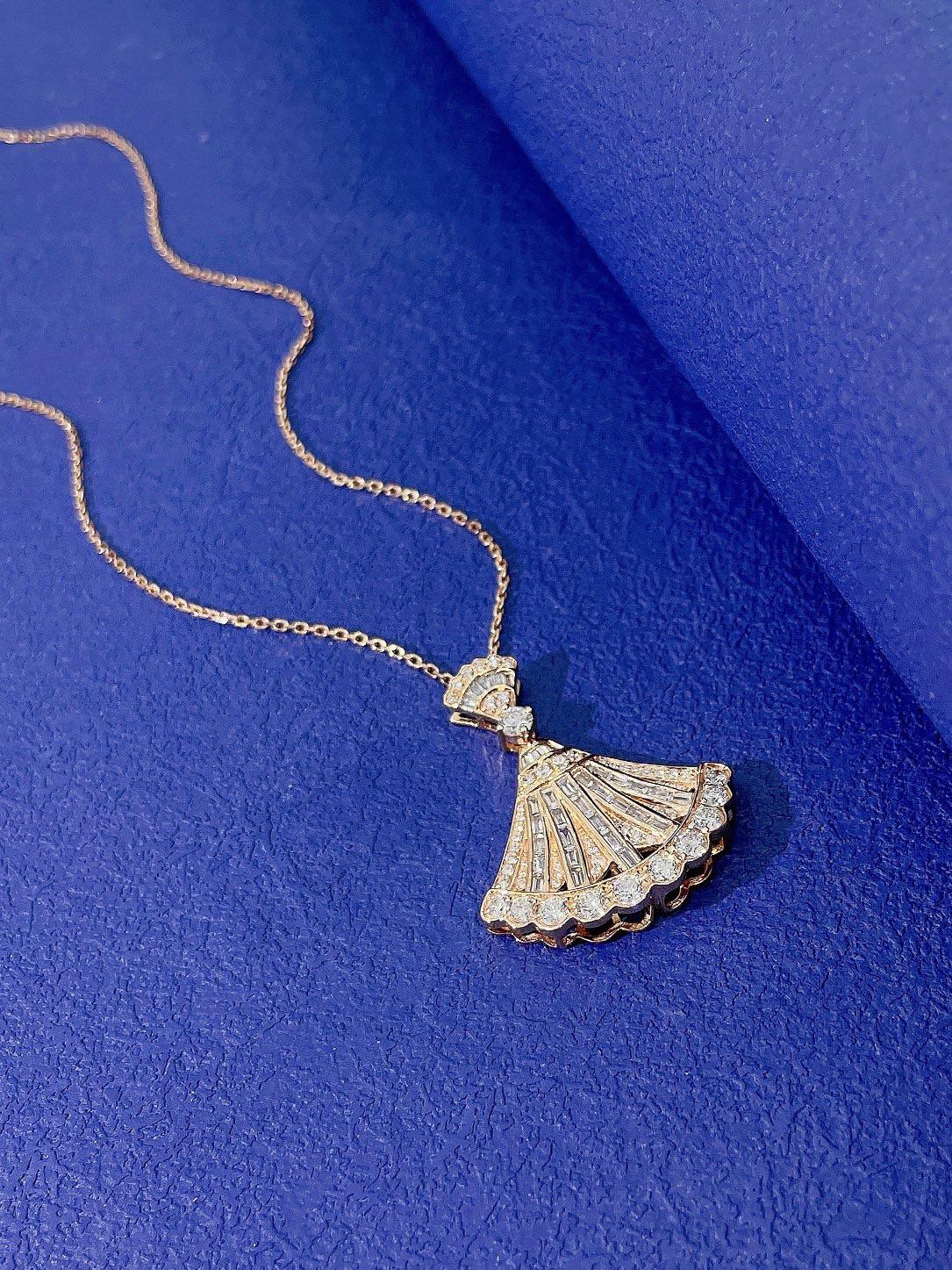 Brilliant Cut 18K Gold Glamorous Fan Pendant Necklace with Natural Diamonds For Sale