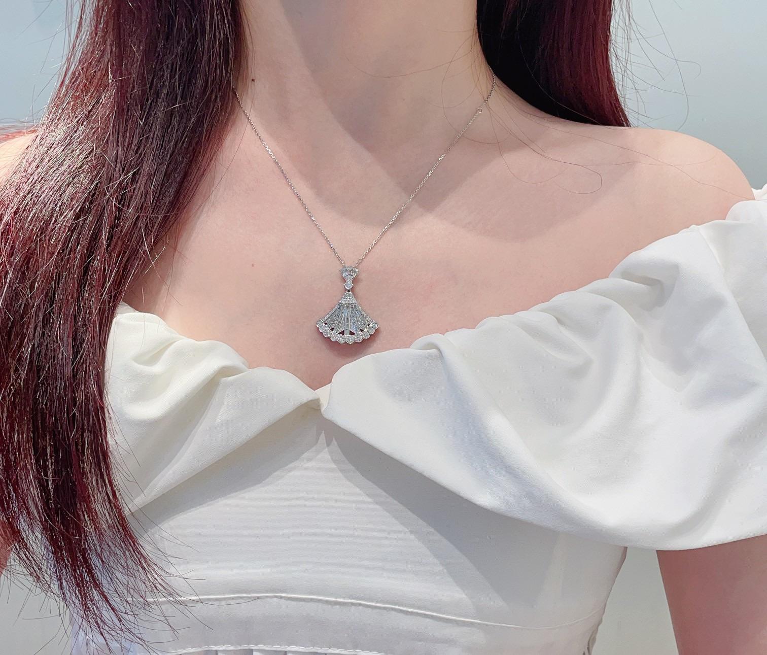 18K Gold Glamorous Fan Pendant Necklace with Natural Diamonds In New Condition For Sale In Hong Kong, HK