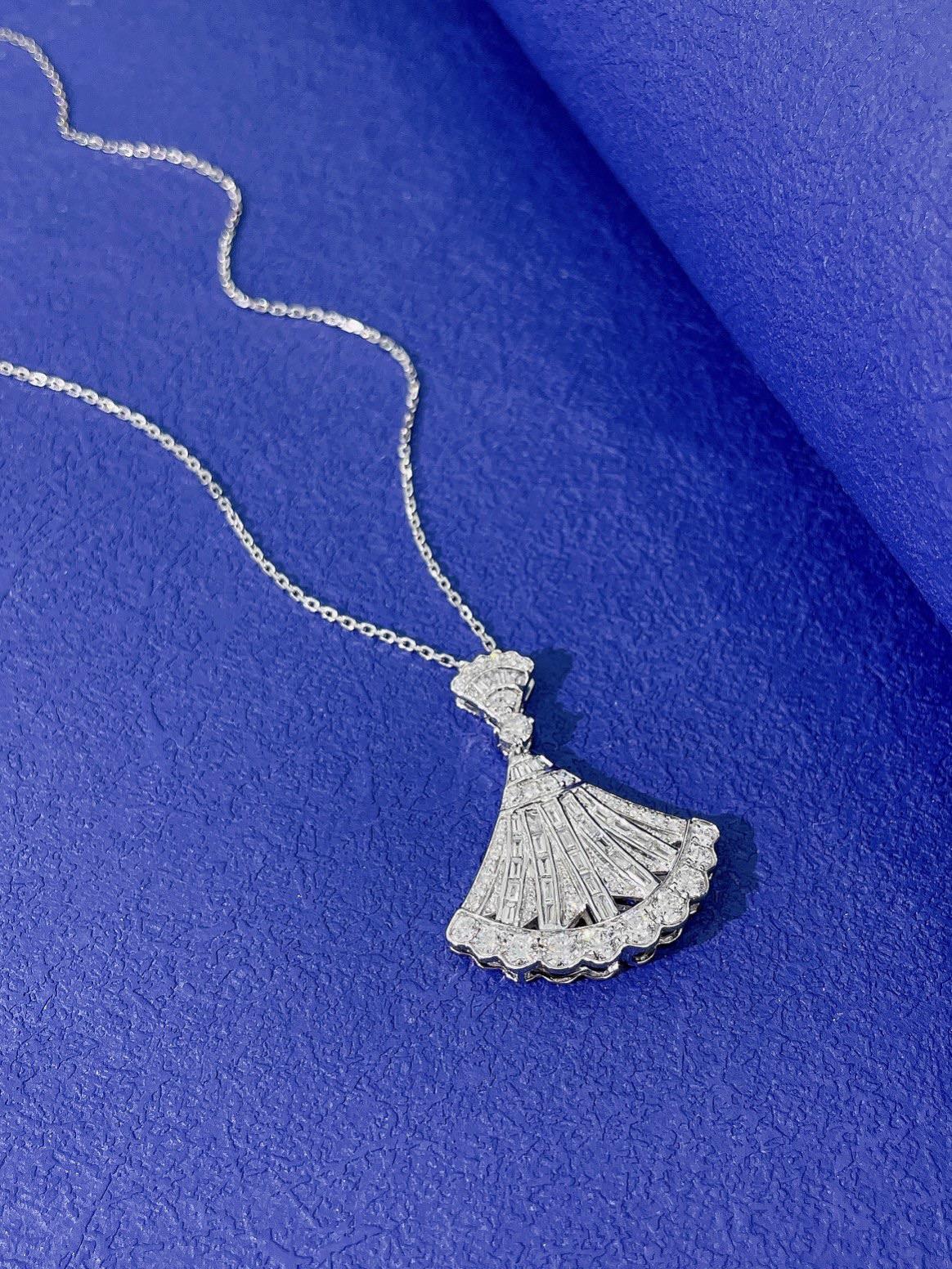 Women's 18K Gold Glamorous Fan Pendant Necklace with Natural Diamonds For Sale