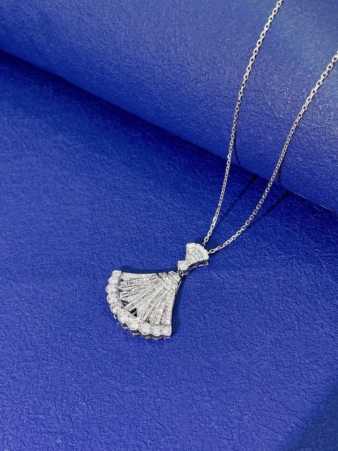 18K Gold Glamorous Fan Pendant Necklace with Natural Diamonds For Sale 1