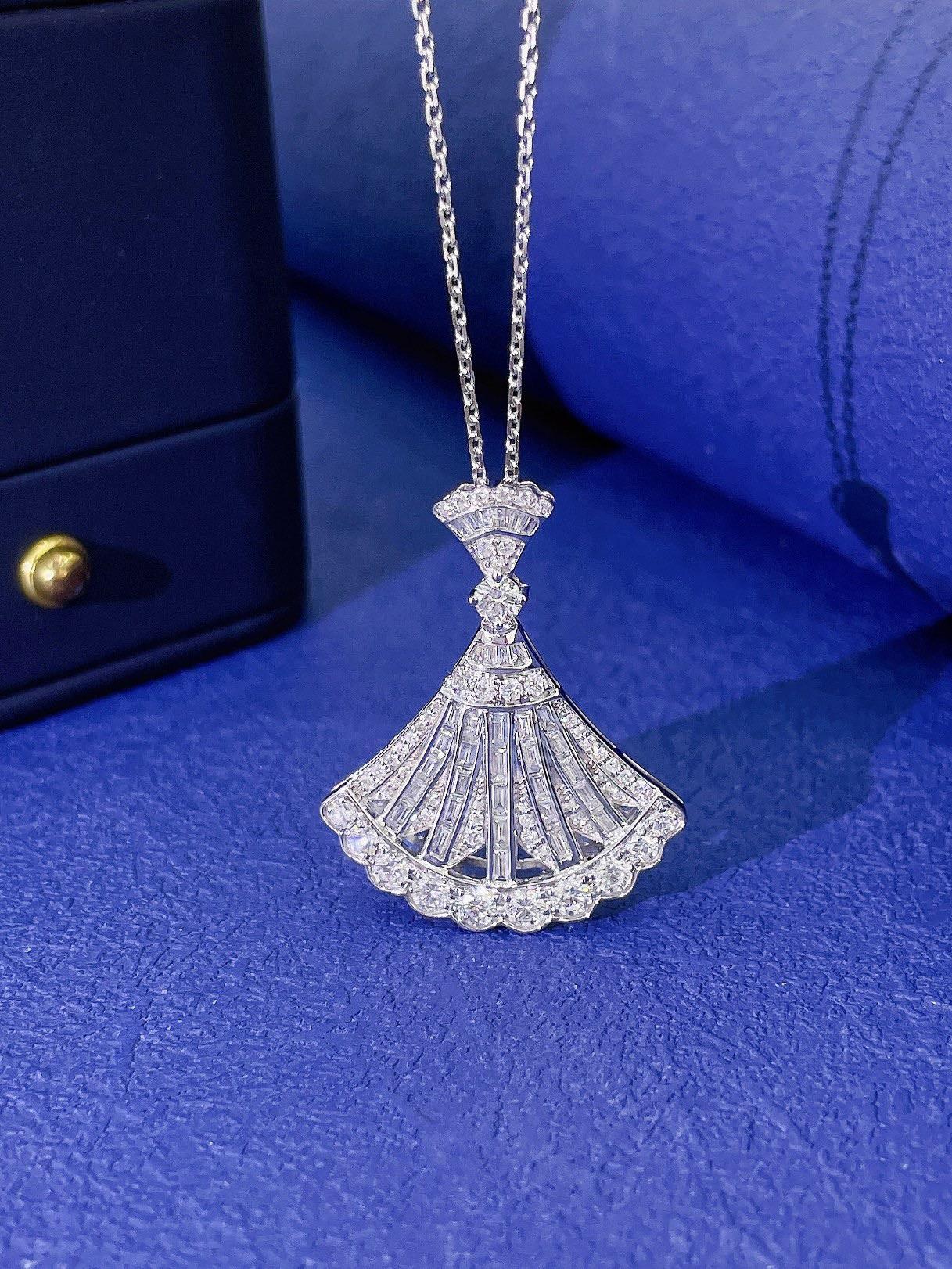 18K Gold Glamorous Fan Pendant Necklace with Natural Diamonds For Sale 2