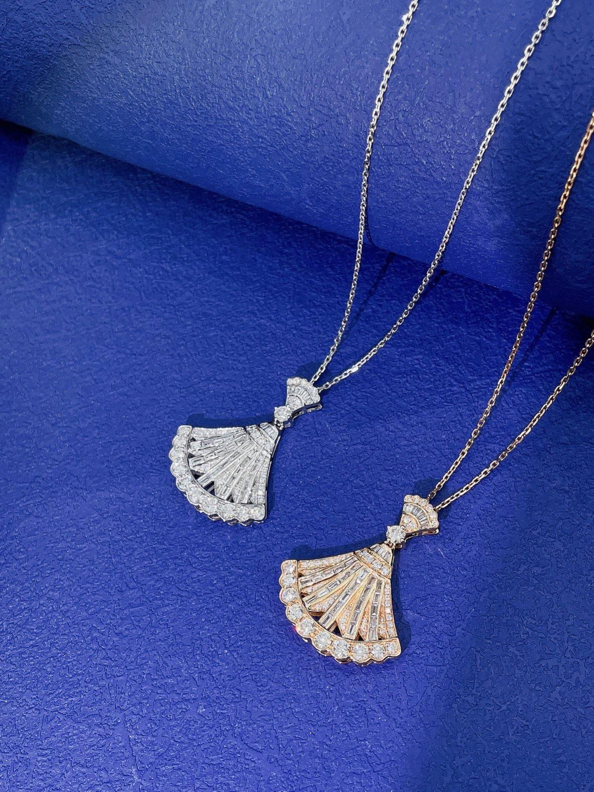 18K Gold Glamorous Fan Pendant Necklace with Natural Diamonds For Sale 3