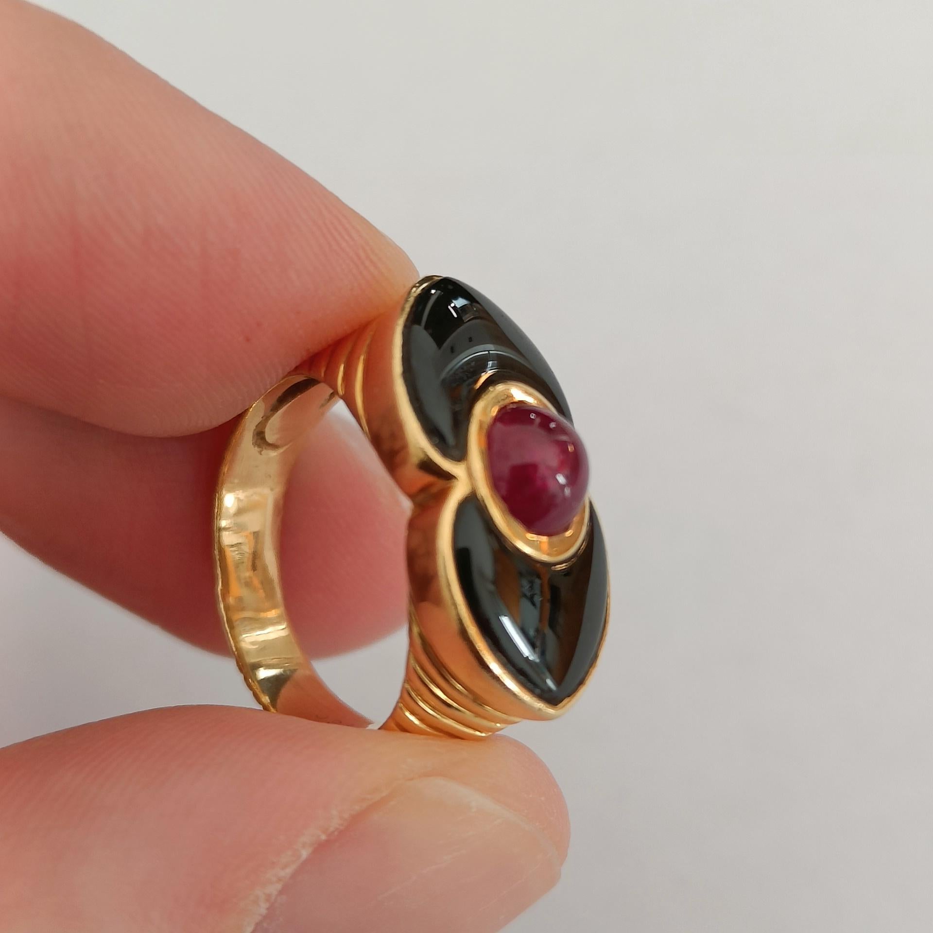 18k Gold Godronné Ring with a Ruby Cabochon and Black Onyx In Good Condition For Sale In Magenta, IT