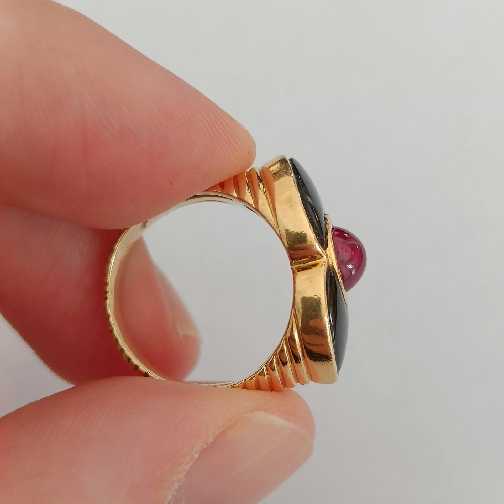 Women's or Men's 18k Gold Godronné Ring with a Ruby Cabochon and Black Onyx For Sale