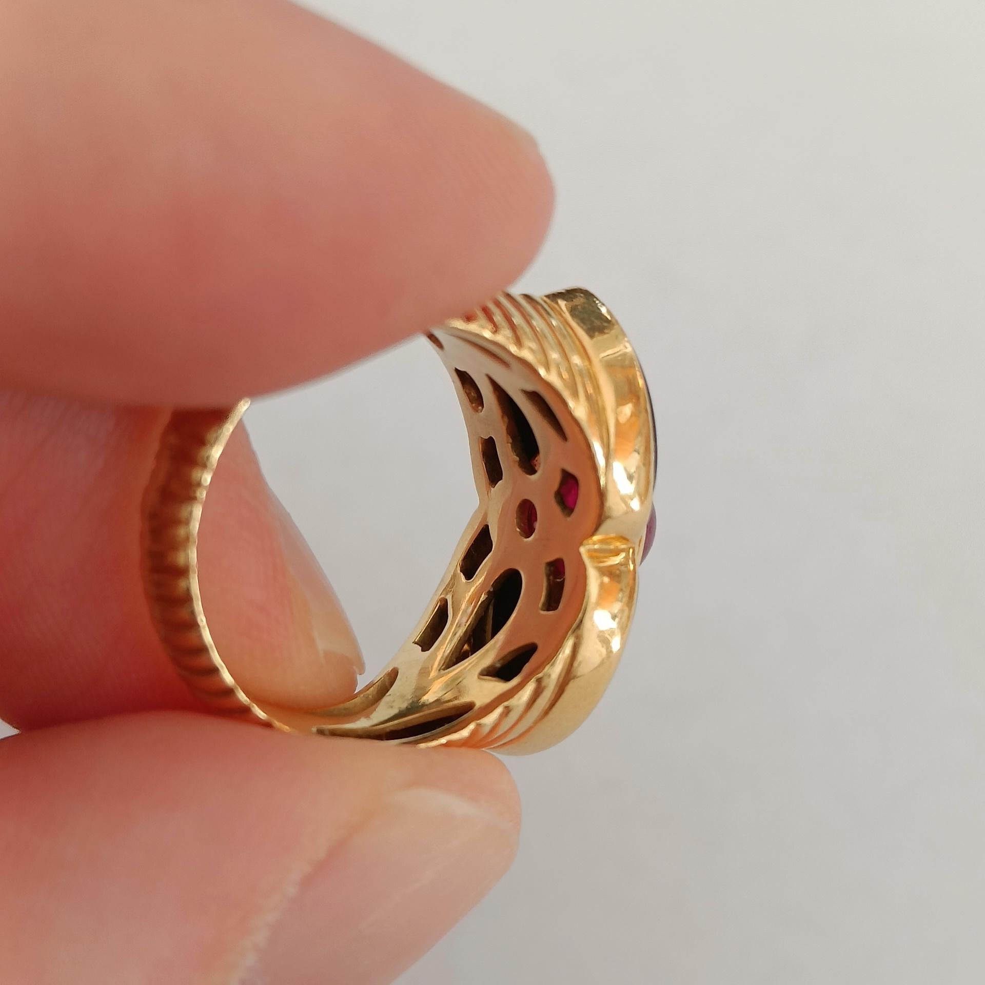 Godronné-Ring aus 18 Karat Gold mit einem Rubin-Cabochon und schwarzem Onyx im Angebot 1