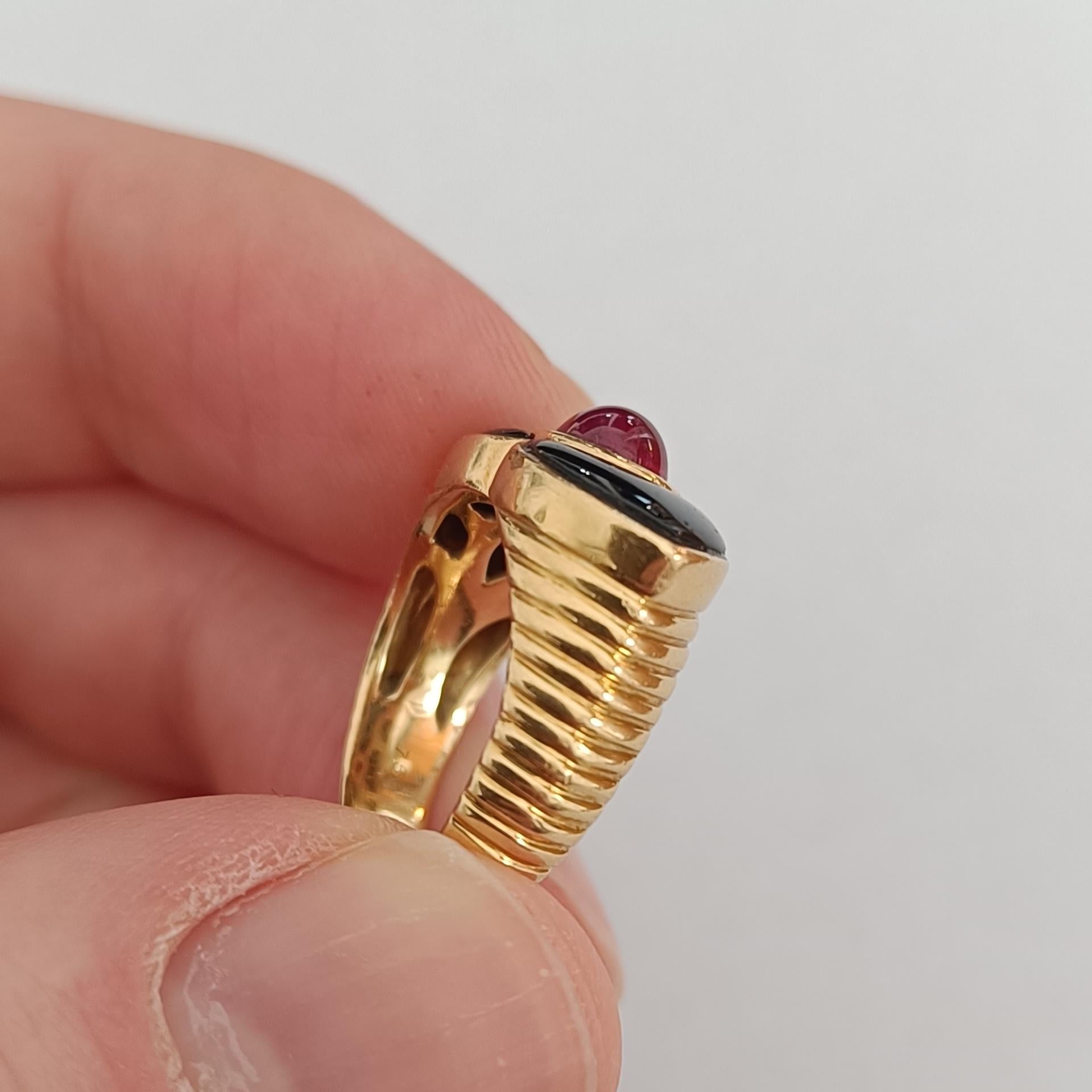 Godronné-Ring aus 18 Karat Gold mit einem Rubin-Cabochon und schwarzem Onyx im Angebot 2