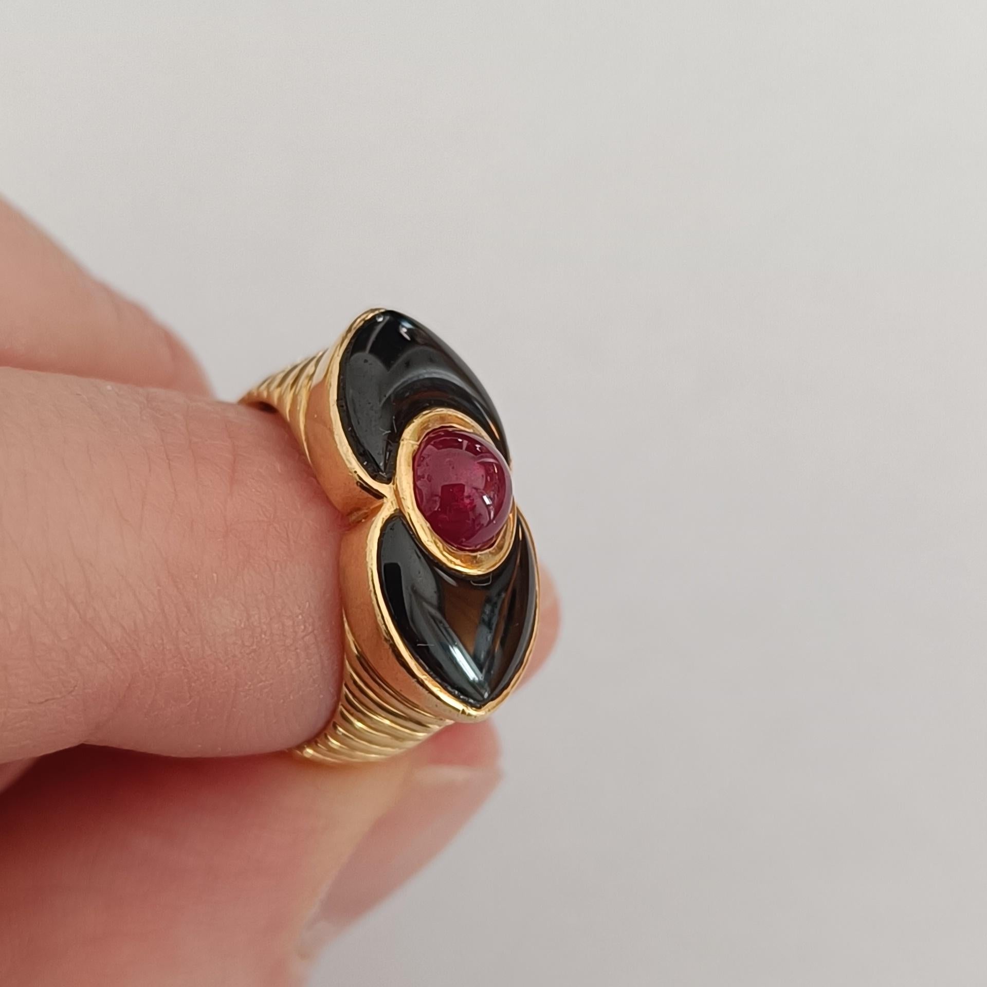 18k Gold Godronné Ring with a Ruby Cabochon and Black Onyx For Sale 3