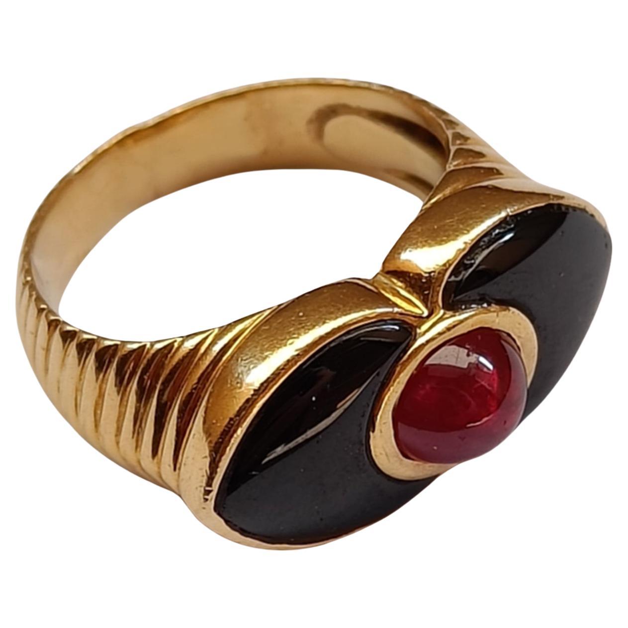18k Gold Godronné Ring with a Ruby Cabochon and Black Onyx For Sale