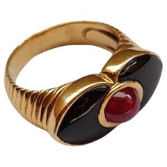 Vintage 18k Gold Godronné Ring with a Ruby Cabochon and Black Onyx