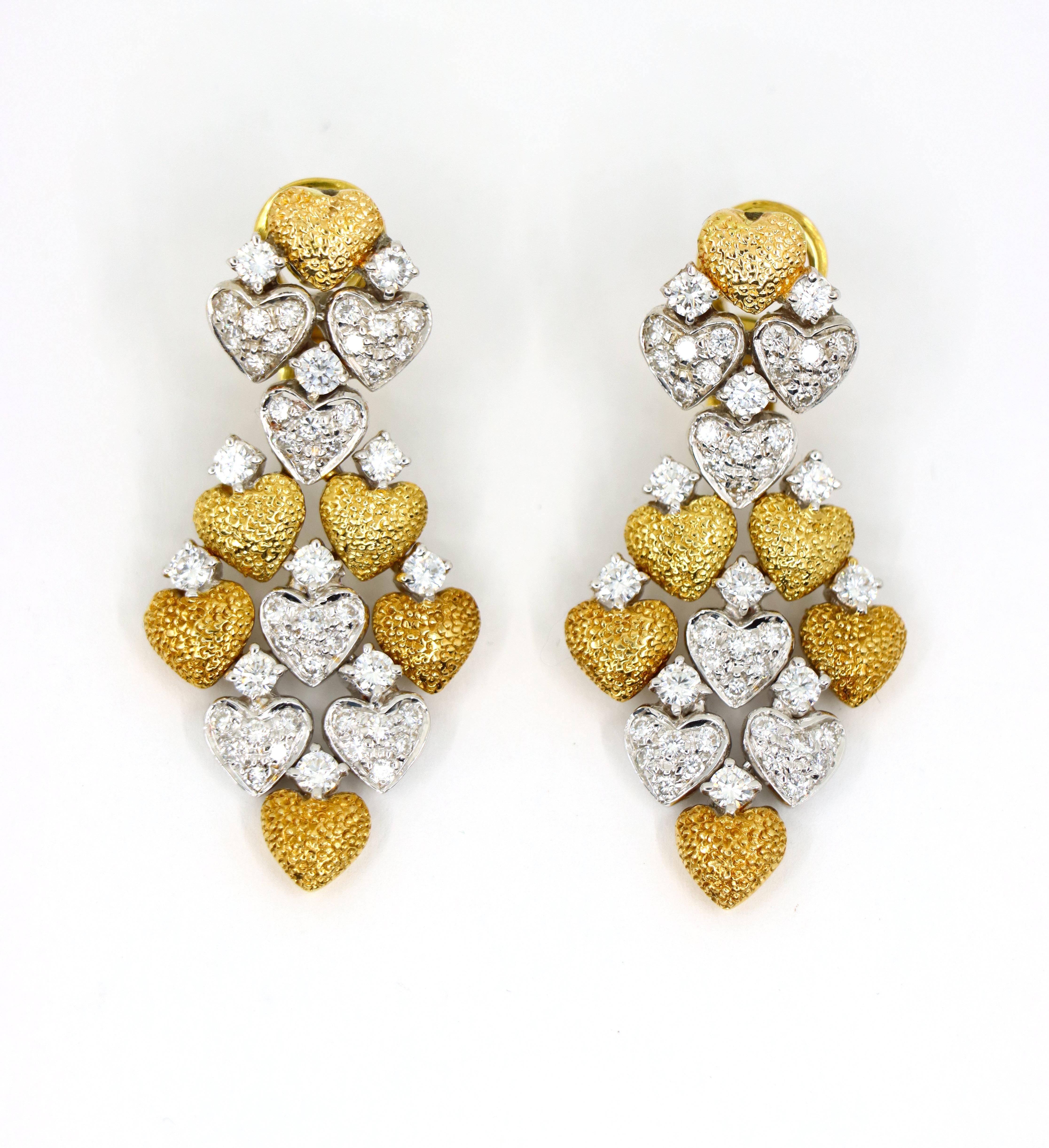 Boucles d'oreilles en or 18 carats et or blanc avec diamants en forme de cœur

Dimensions approximatives :
4,8 cm (longueur)  
2,3 cm (largeur)
4,40 carats (diamants) 
Poids : 32,1 grammes.