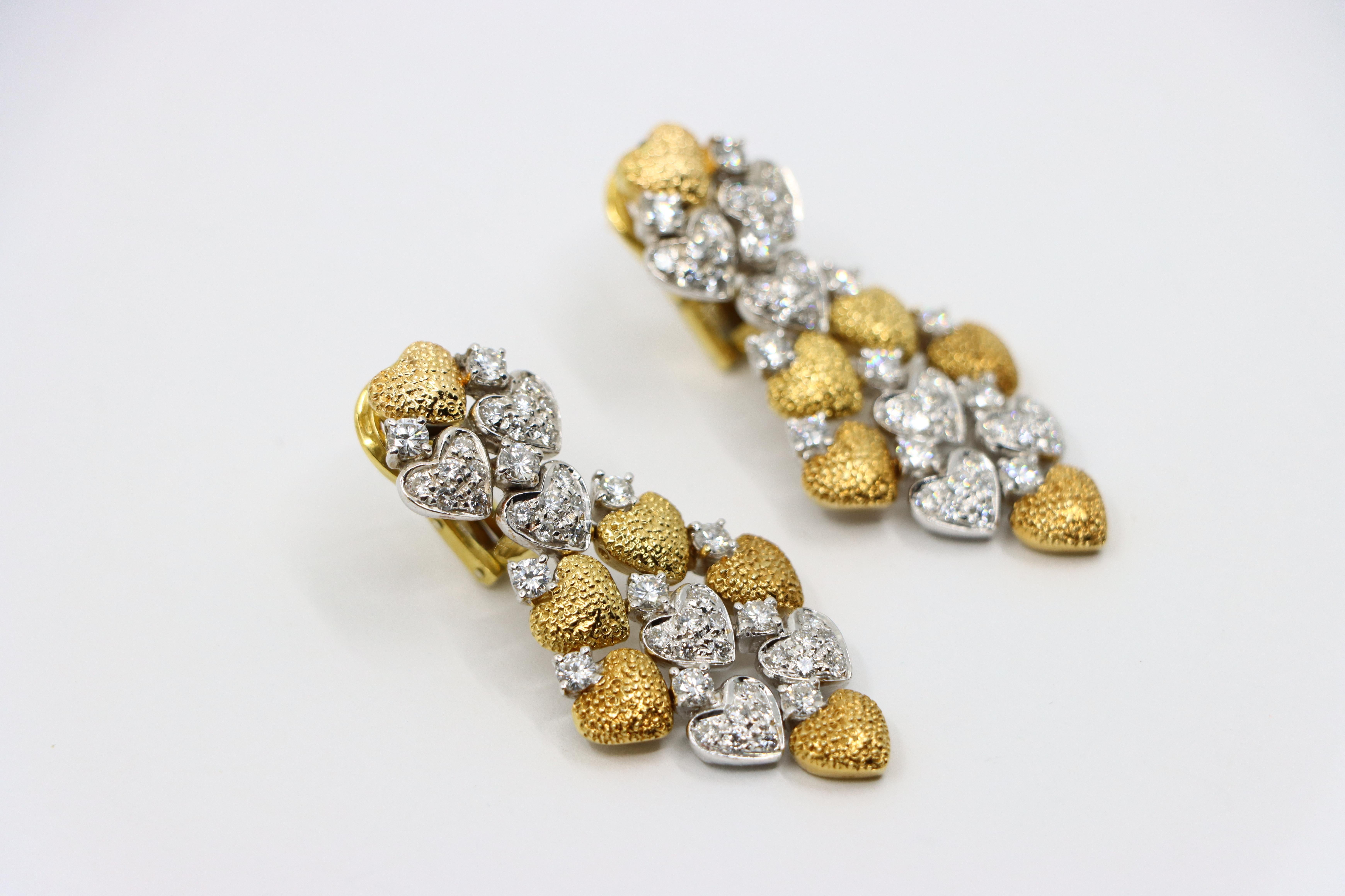 Taille cœur Boucles d'oreilles en or 18 carats et or blanc avec diamants en forme de cœur en vente