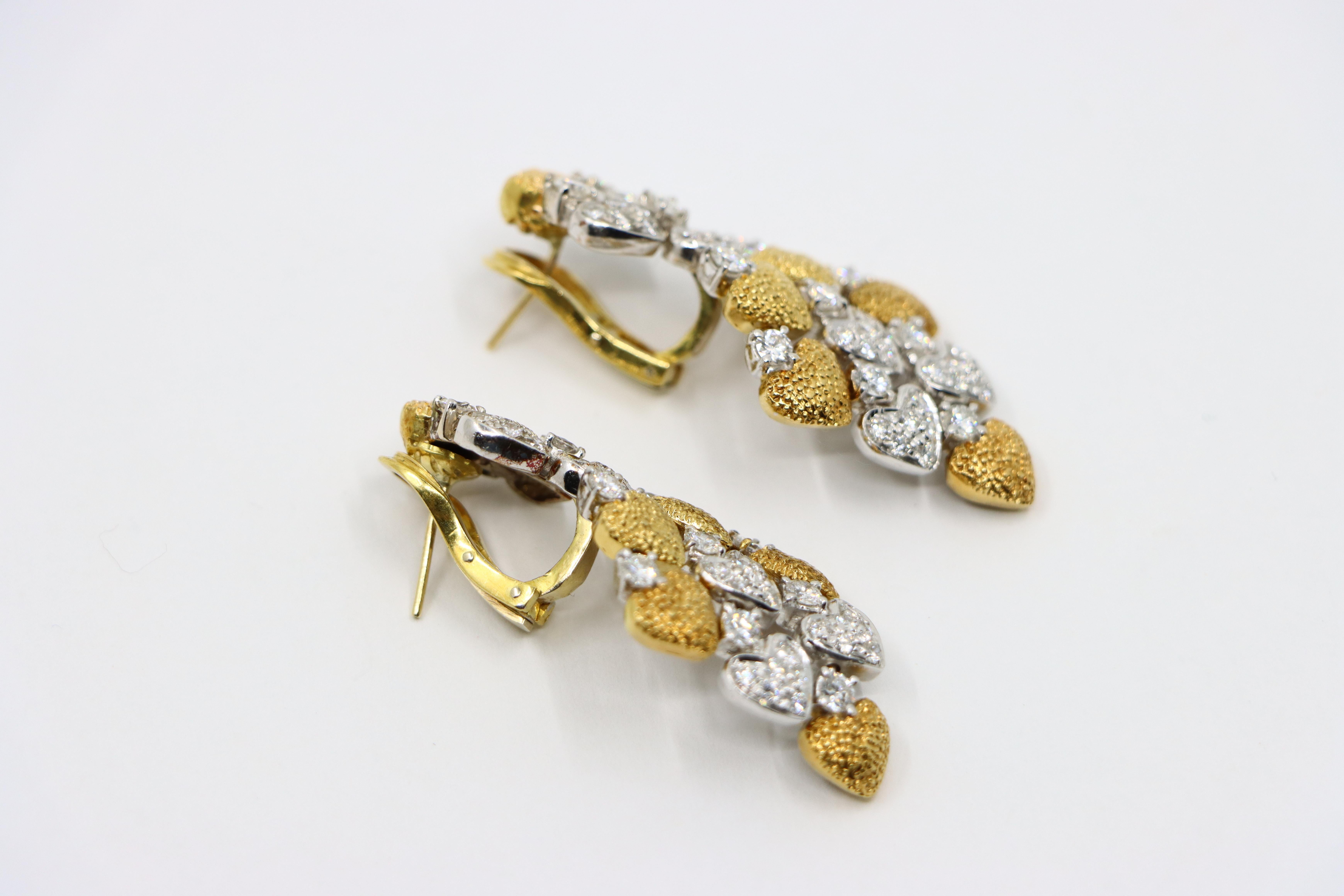 Boucles d'oreilles en or 18 carats et or blanc avec diamants en forme de cœur Bon état - En vente à Flushing, NY