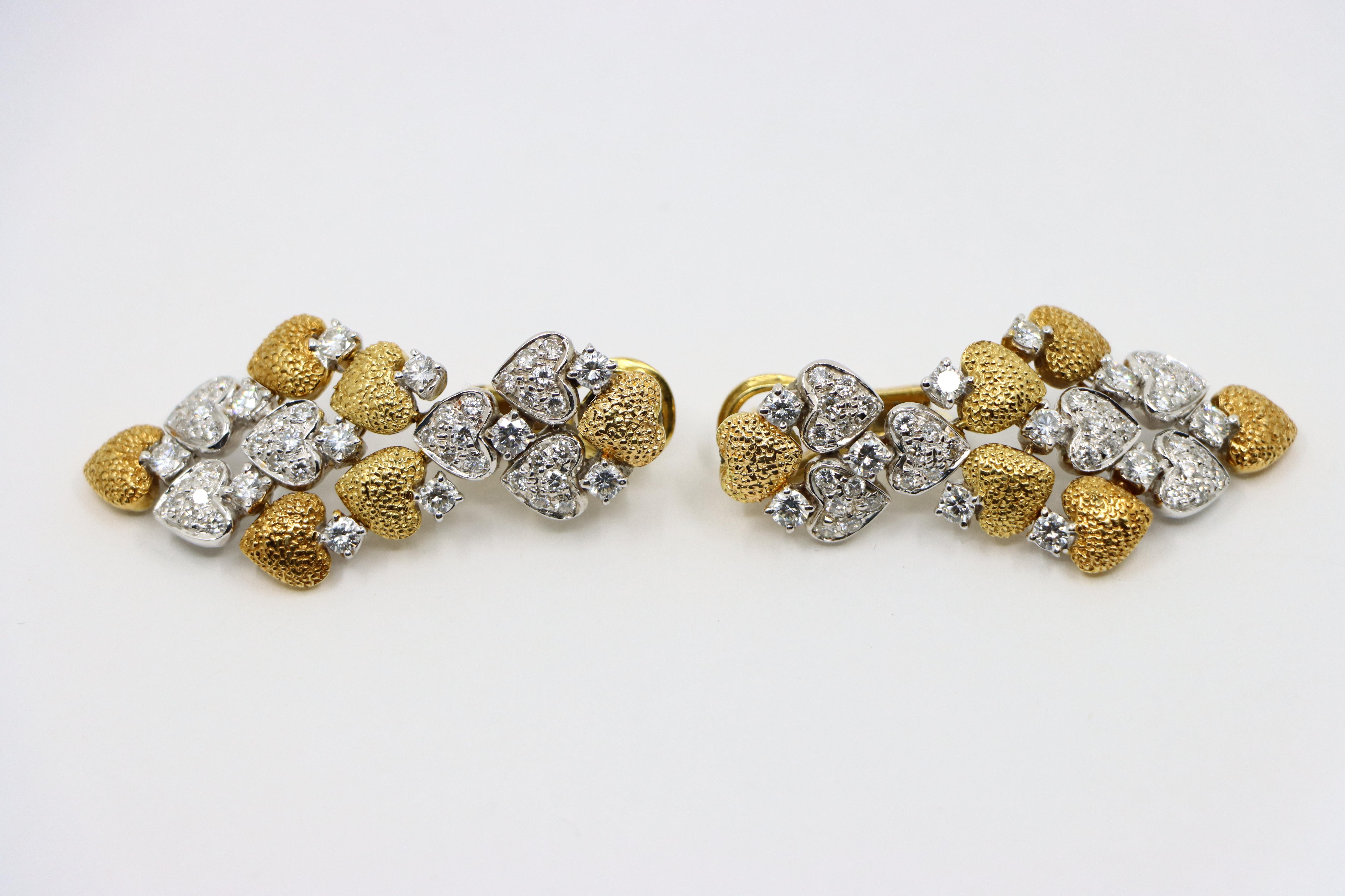 Boucles d'oreilles en or 18 carats et or blanc avec diamants en forme de cœur Unisexe en vente