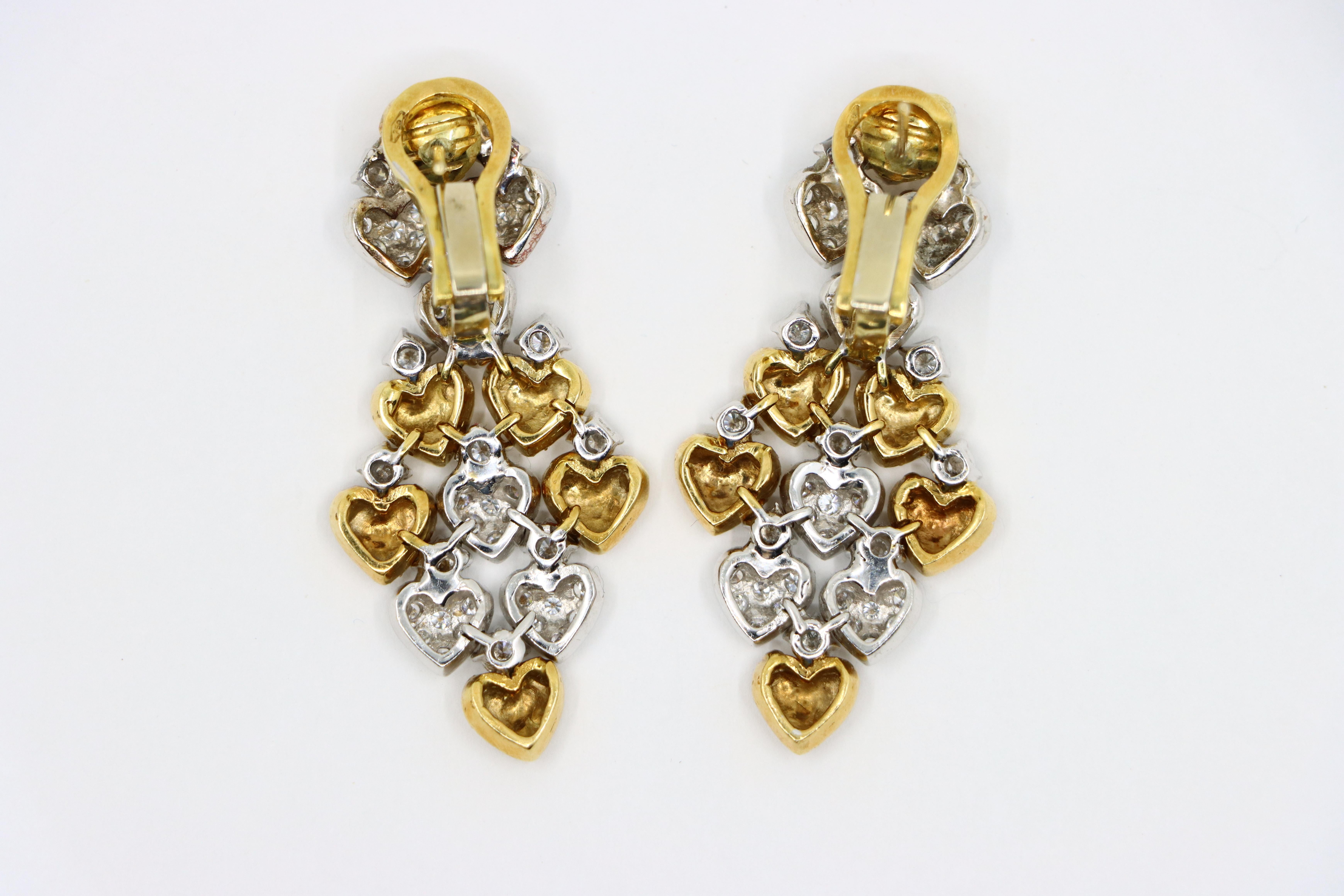 Boucles d'oreilles en or 18 carats et or blanc avec diamants en forme de cœur en vente 1