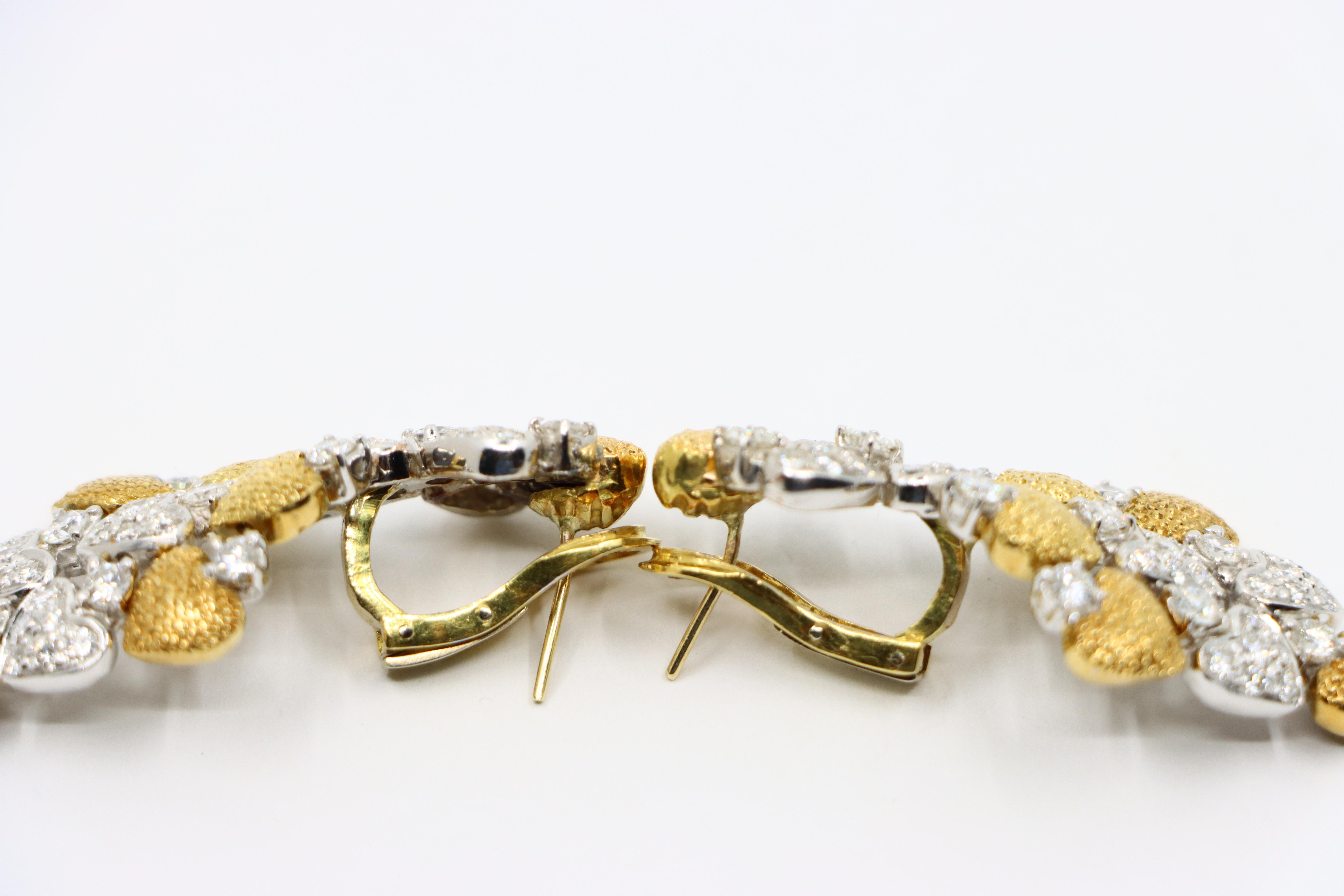 Boucles d'oreilles en or 18 carats et or blanc avec diamants en forme de cœur en vente 3