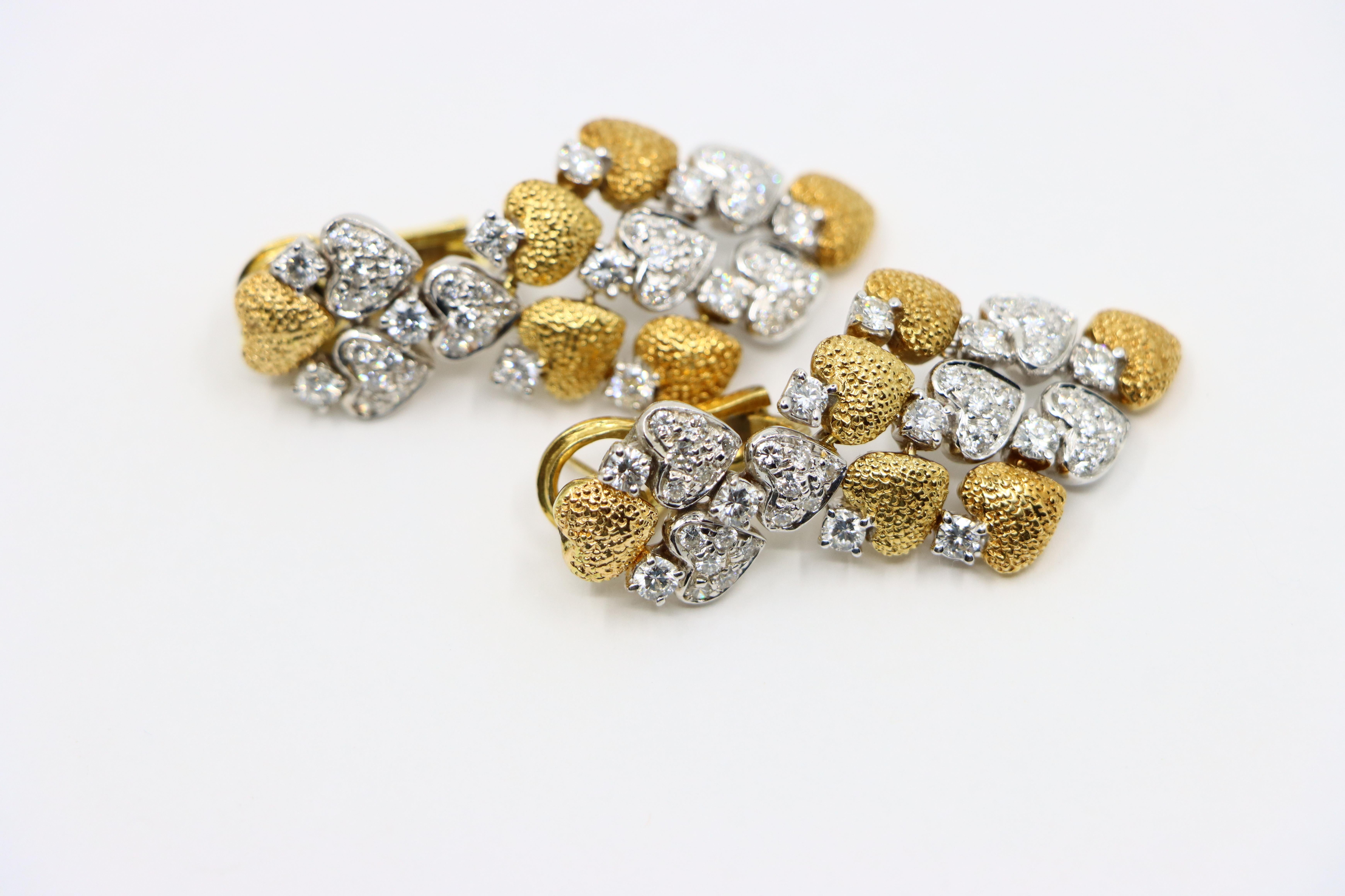 Boucles d'oreilles en or 18 carats et or blanc avec diamants en forme de cœur en vente 4