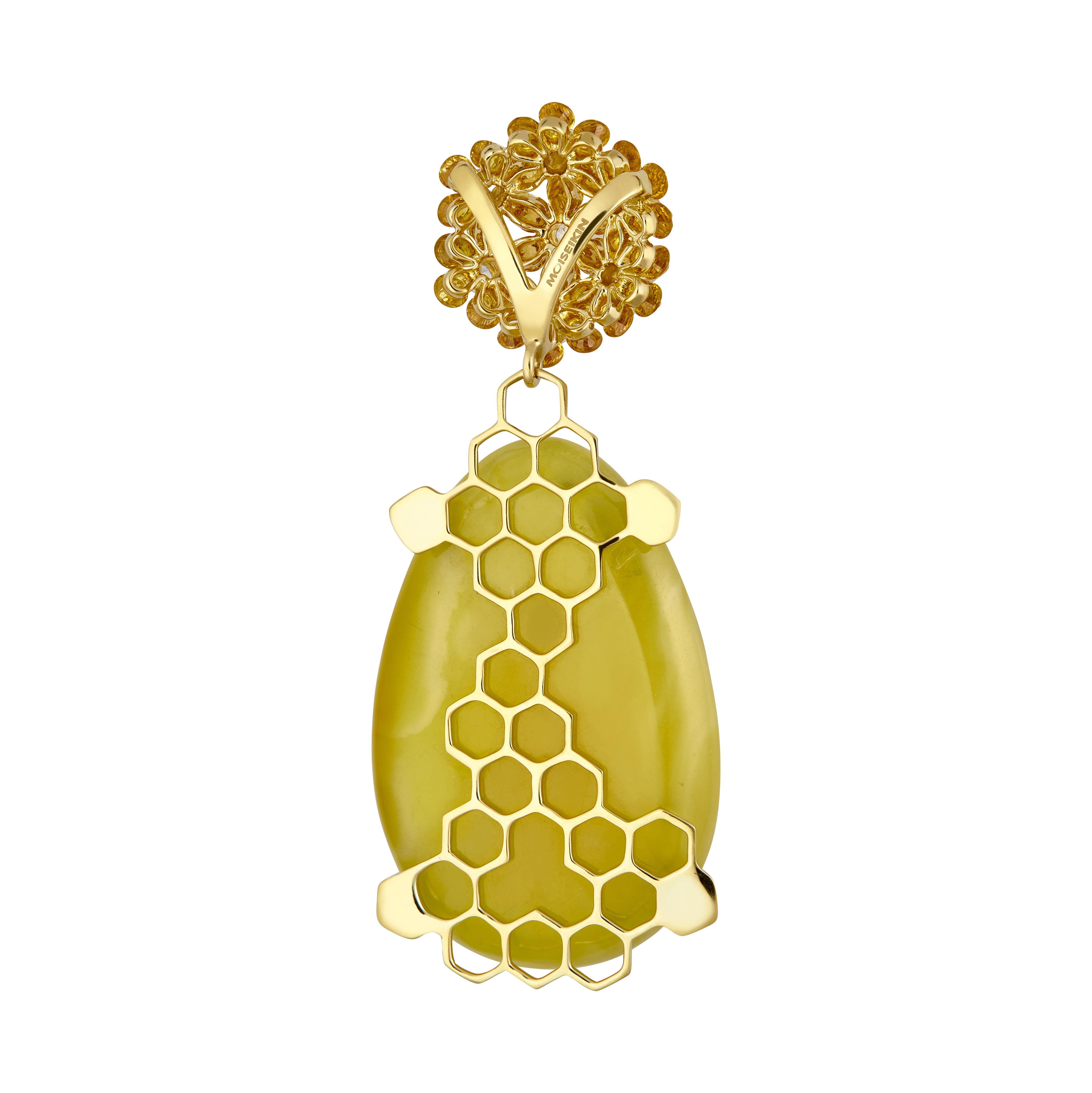 Ce pendentif unique réunit un duo excentrique de changement et de permanence. Son impact magnifique provient de la juxtaposition du bouquet vivant de saphirs et de diamants étincelants, et de la goutte d'ambre séduisante et placide, enchâssée dans