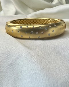 18k Gold 'Golden Sky Cuff' mit verstreuten Diamanten und Herzschließe & Scharnier