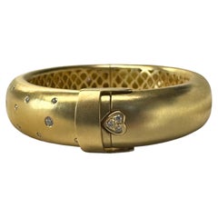 18k Gold 'Golden Sky Cuff' mit verstreuten Diamanten und Herzschließe & Scharnier