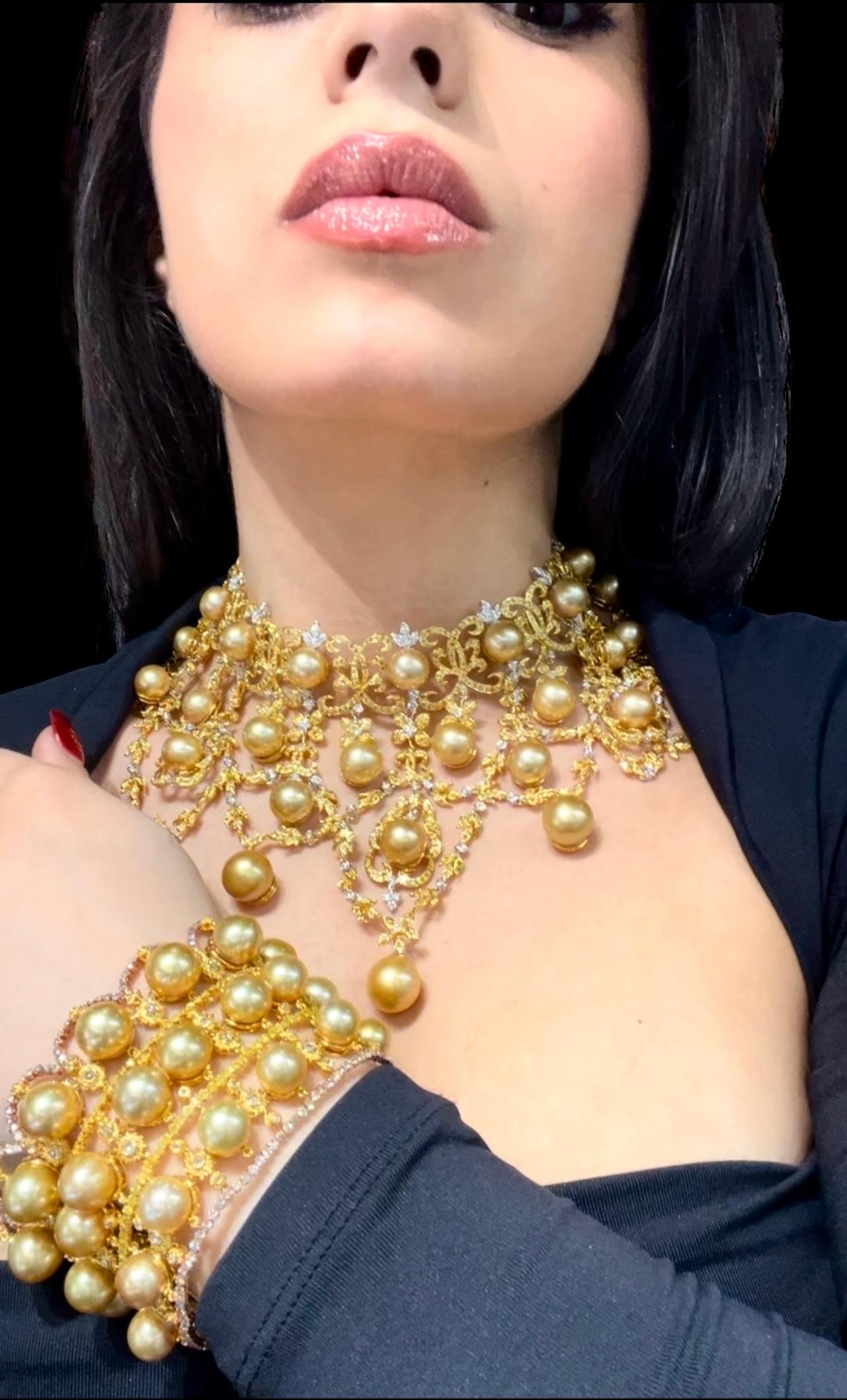 Una dichiarazione mozzafiato di glamour e raffinatezza, questo bracciale in oro 18 carati con perle dei mari del sud e diamanti incarna l'essenza del lusso senza tempo. Progettato con una struttura audace ma fluida, il pezzo scorre con grazia