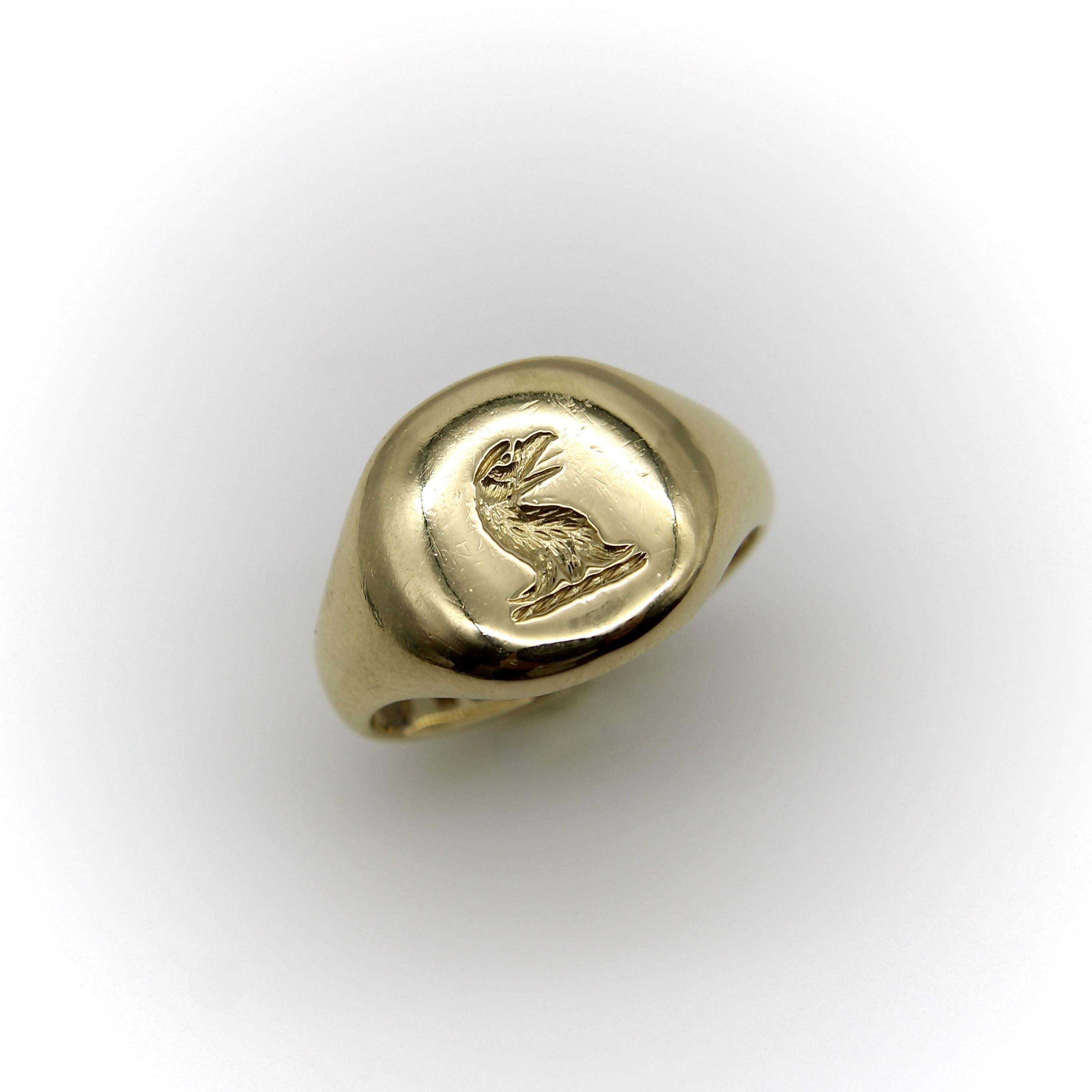Cette chevalière en or 18 carats du début du siècle a été fabriquée par Goldsmiths and Silversmiths Co. Ltd, un bijoutier qui se trouvait sur Regent Street à Londres, fondé en 1880. Nous aimons l'intaille magnifiquement sculptée à la main d'un