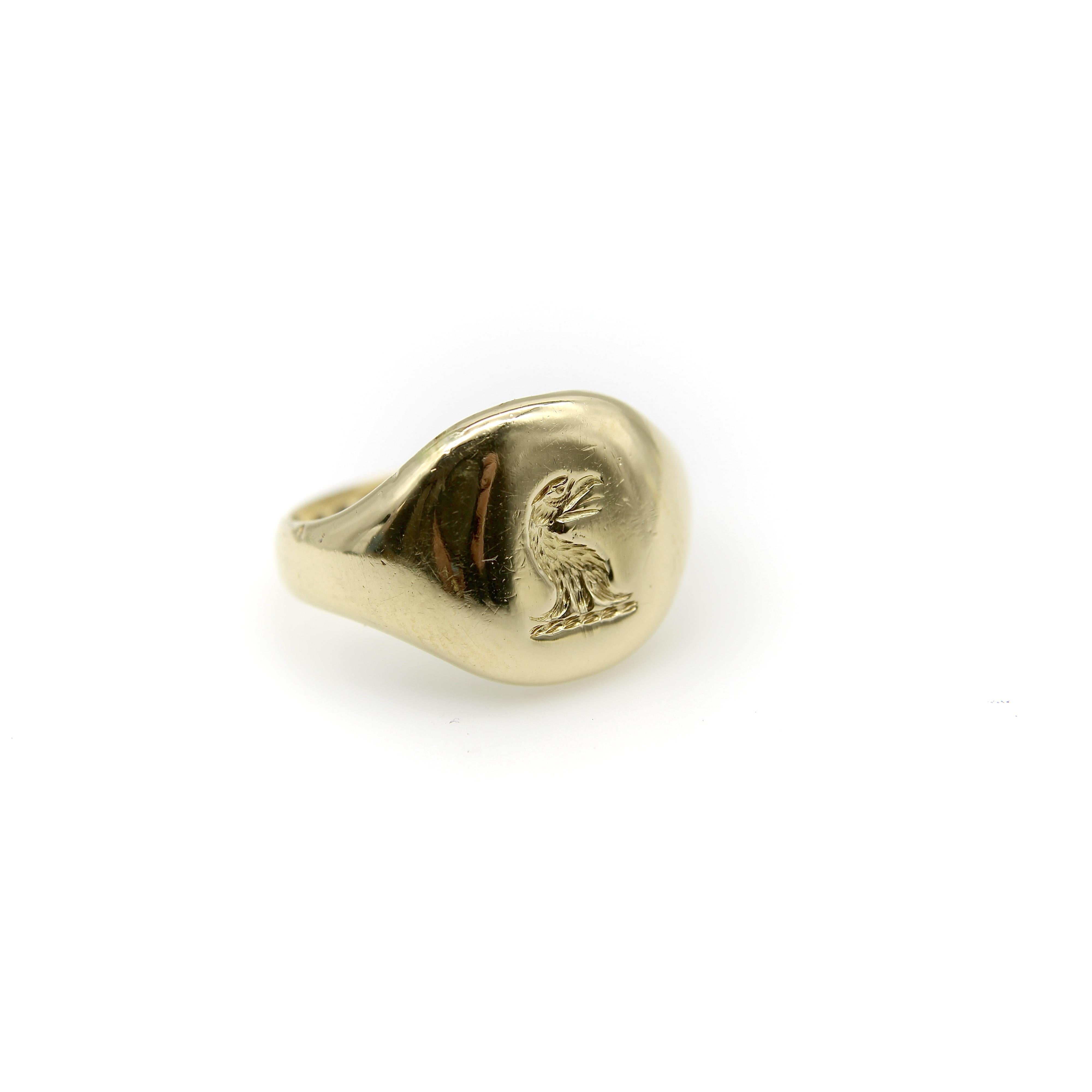 Bague chevalière en or 18 carats avec aigle en creux Unisexe en vente