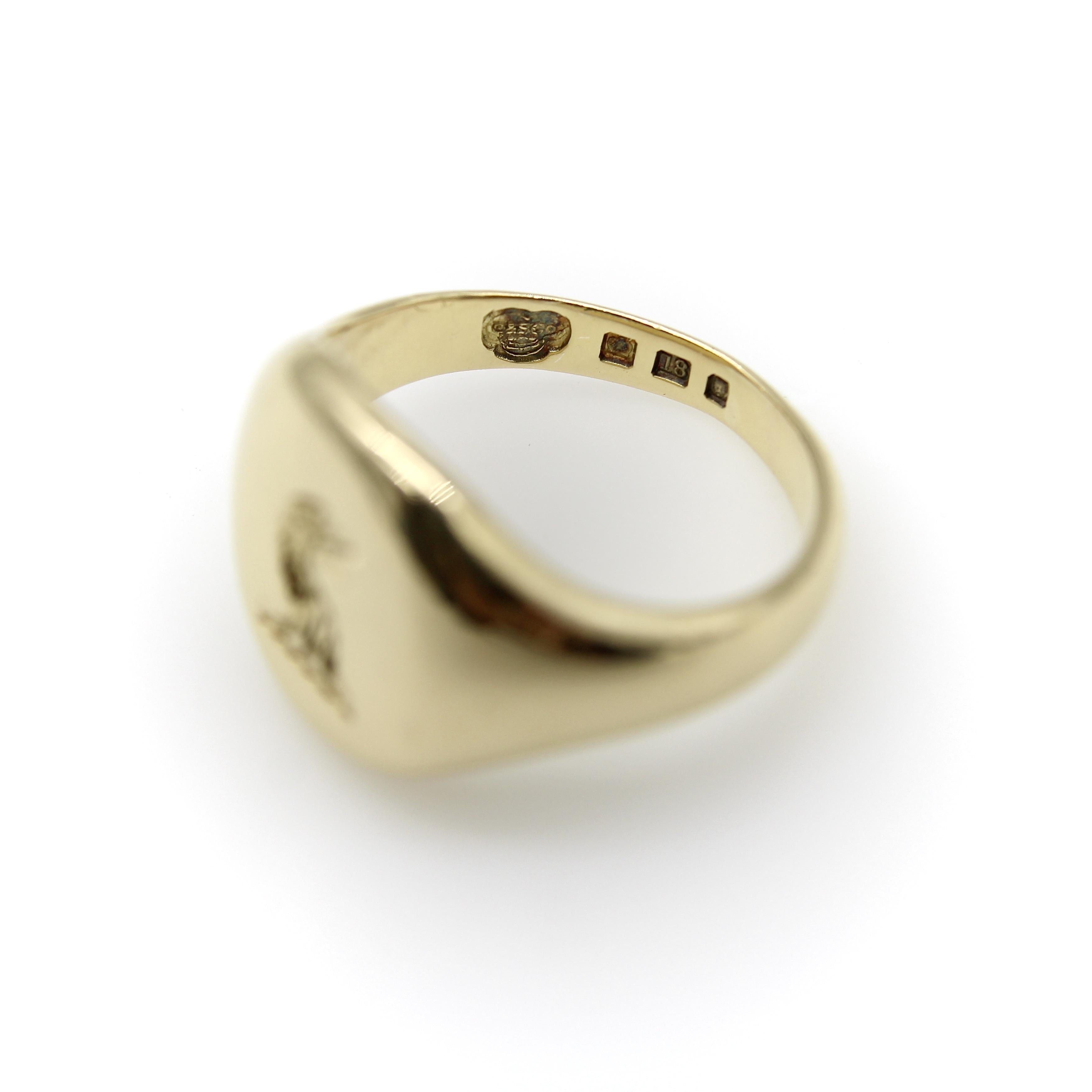 Bague chevalière en or 18 carats avec aigle en creux en vente 1