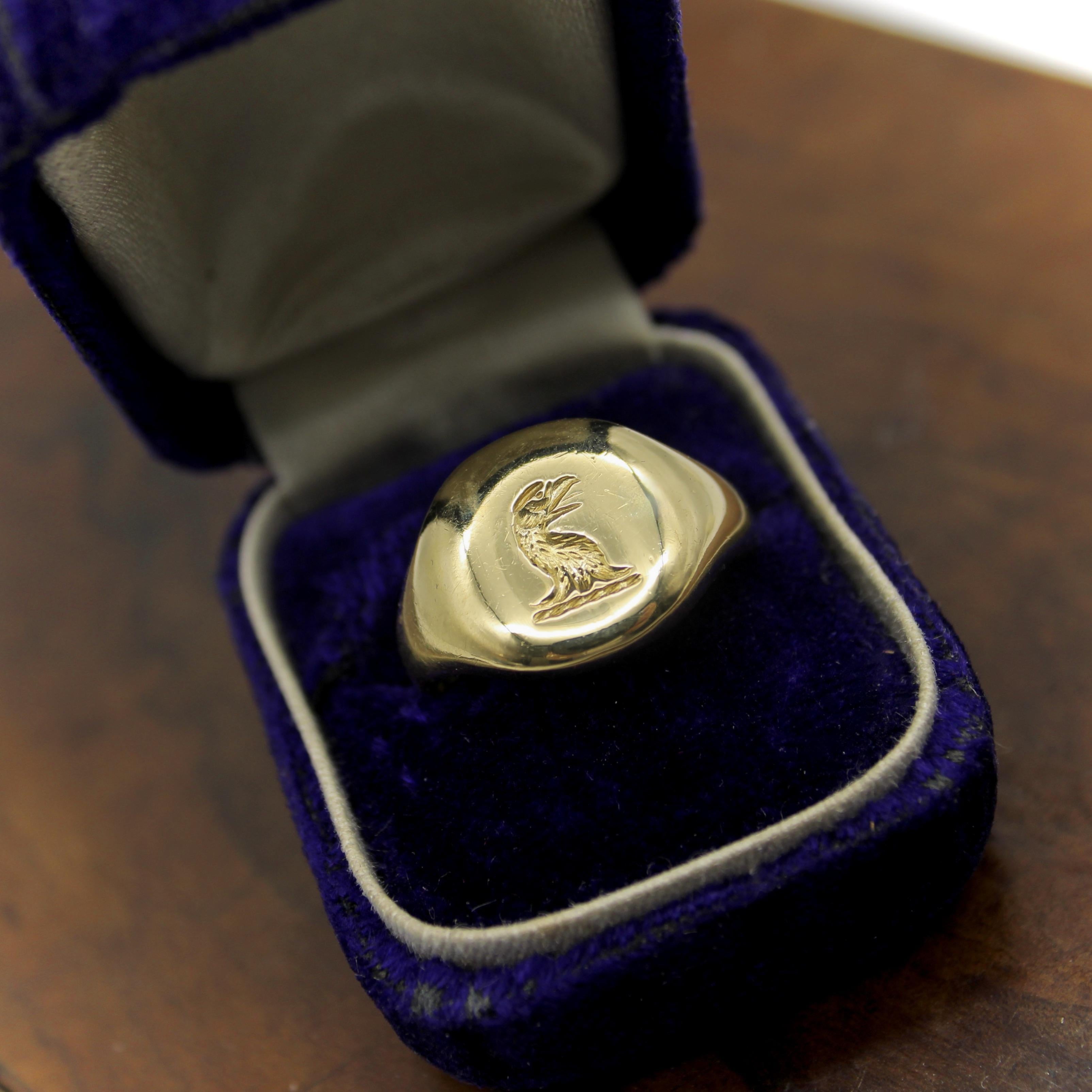 Bague chevalière en or 18 carats avec aigle en creux en vente 2