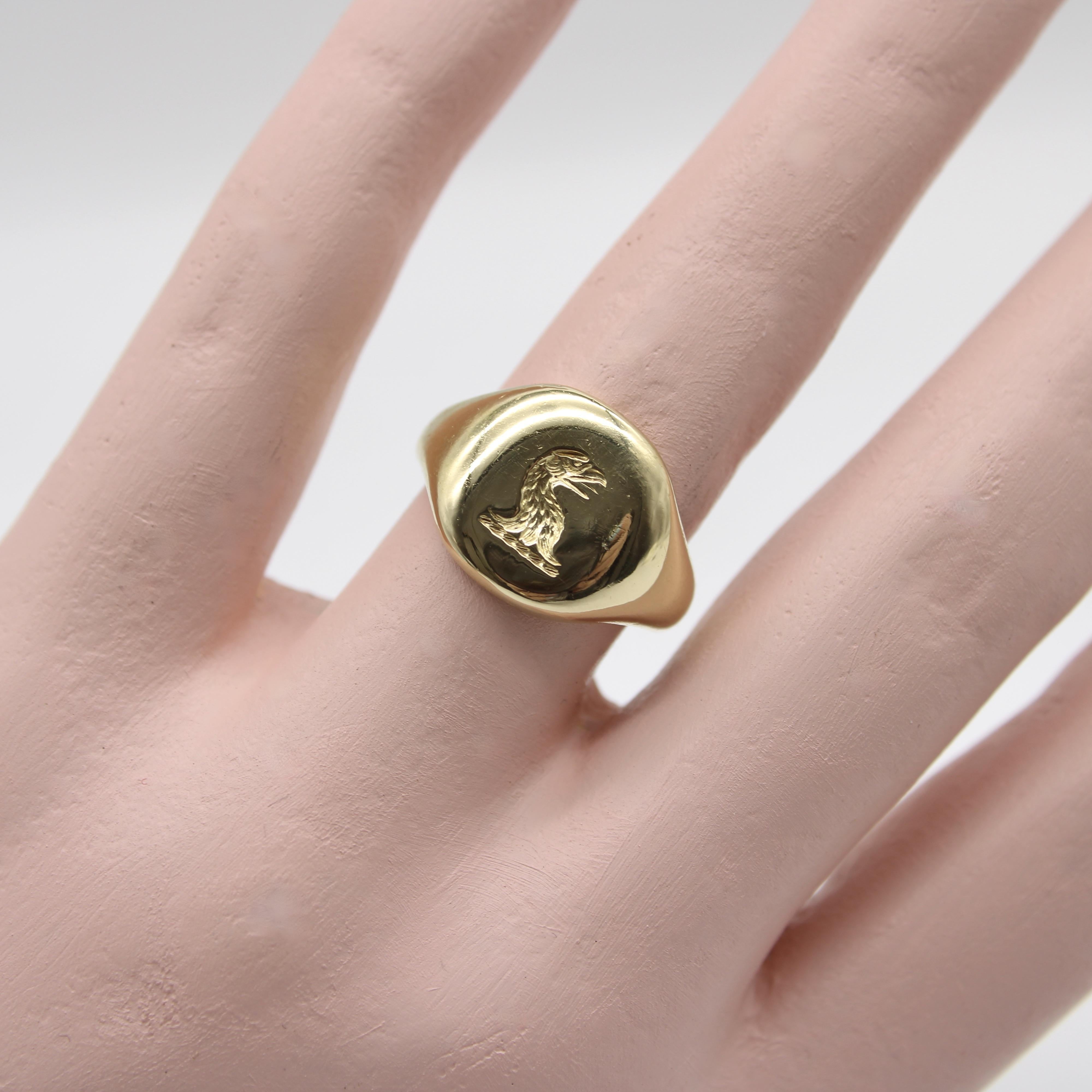 Bague chevalière en or 18 carats avec aigle en creux en vente 3