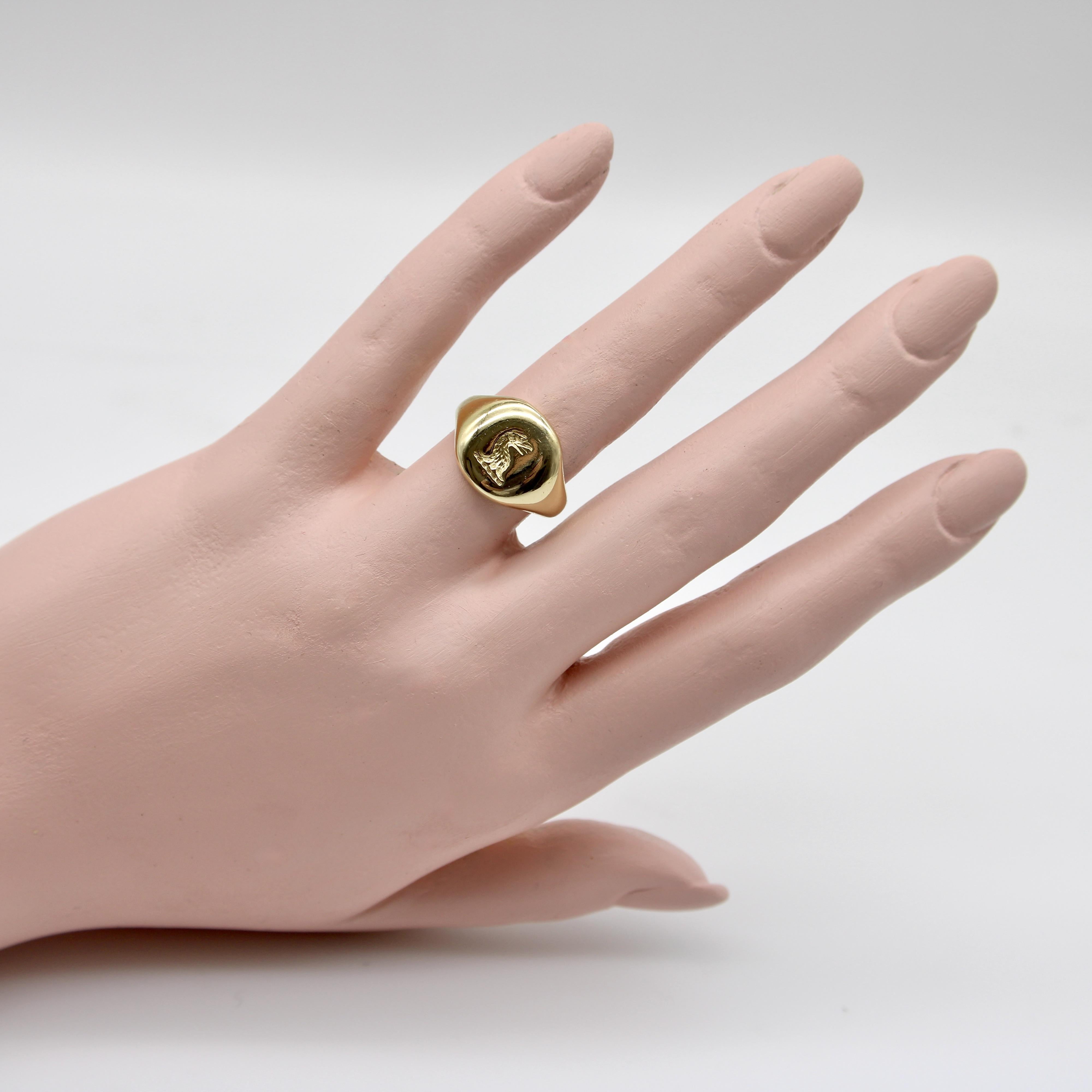 Bague chevalière en or 18 carats avec aigle en creux en vente 4
