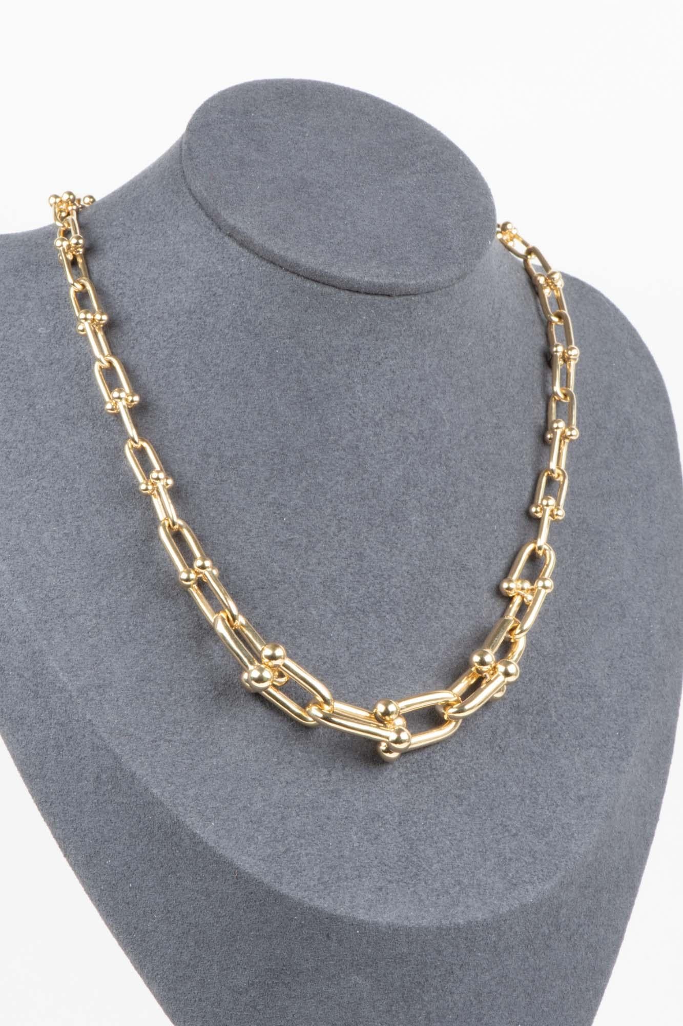 ♥ 18K Gold Graduated Size Horseshoe Link Chain Necklace 25g Designer Style Chunky R4694

♥ We also sell push gate links that look just like this, so you can purchase extra links if you need this in a longer length.

♥ Horseshoe Link Necklace Solid
