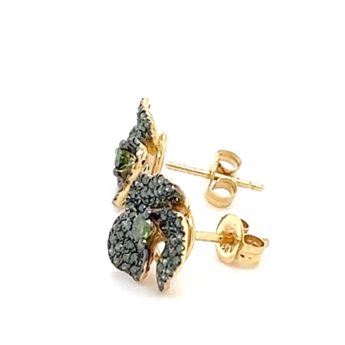 18K Gold Green Diamond Flower Earrings In New Condition For Sale In Hong Kong, HK