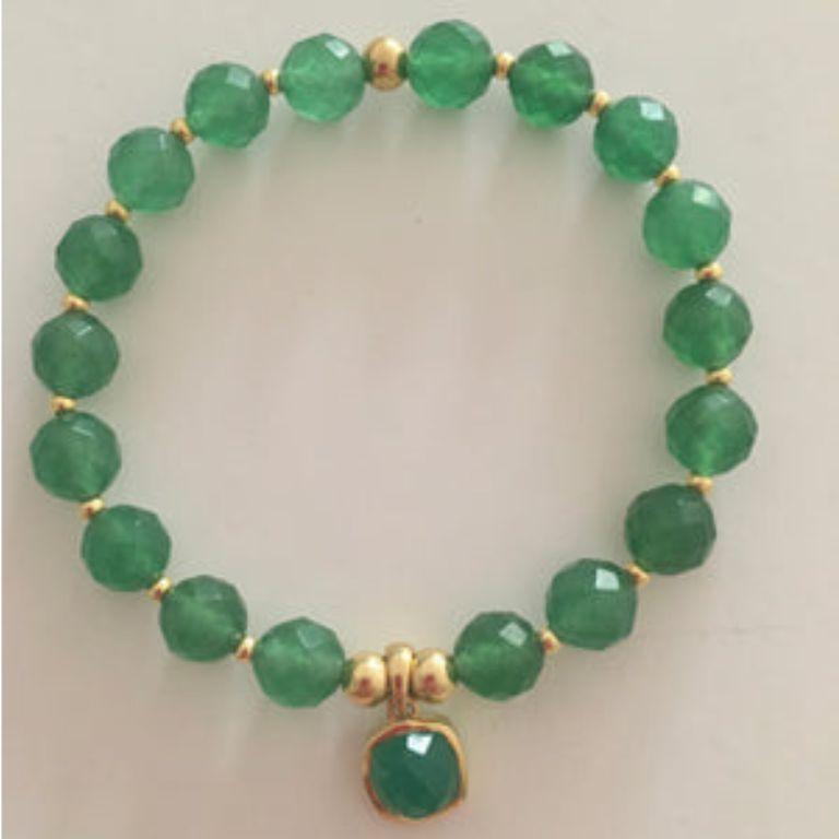 18K Gold Green Onyx Heart Chakra gemstone  bracelet, an easy to wear gemstone stacking bracelet from the Elizabeth Raine healing Chakra Gemstone Collection. Chakra Bracelets can be stacked to create a rainbow of colour.

Green Onyx is associated