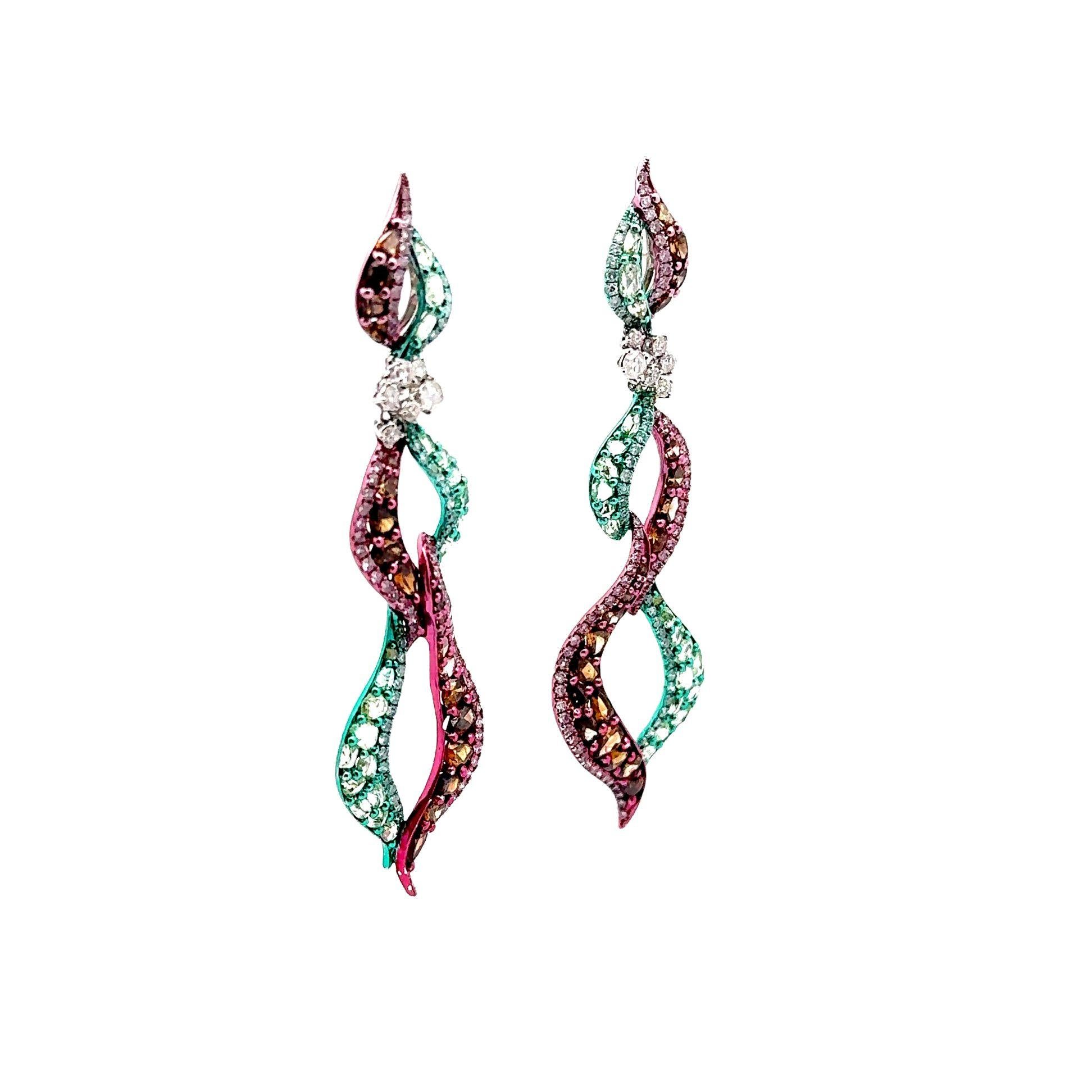Un paio di orecchini colorati unici e speciali! Sono realizzati in oro bianco 18 carati con placcatura in rodio verde e rosa vivo, un processo molto difficile da realizzare. Sono incastonati 8,37 carati di diamanti di varie forme e 2,47 carati di