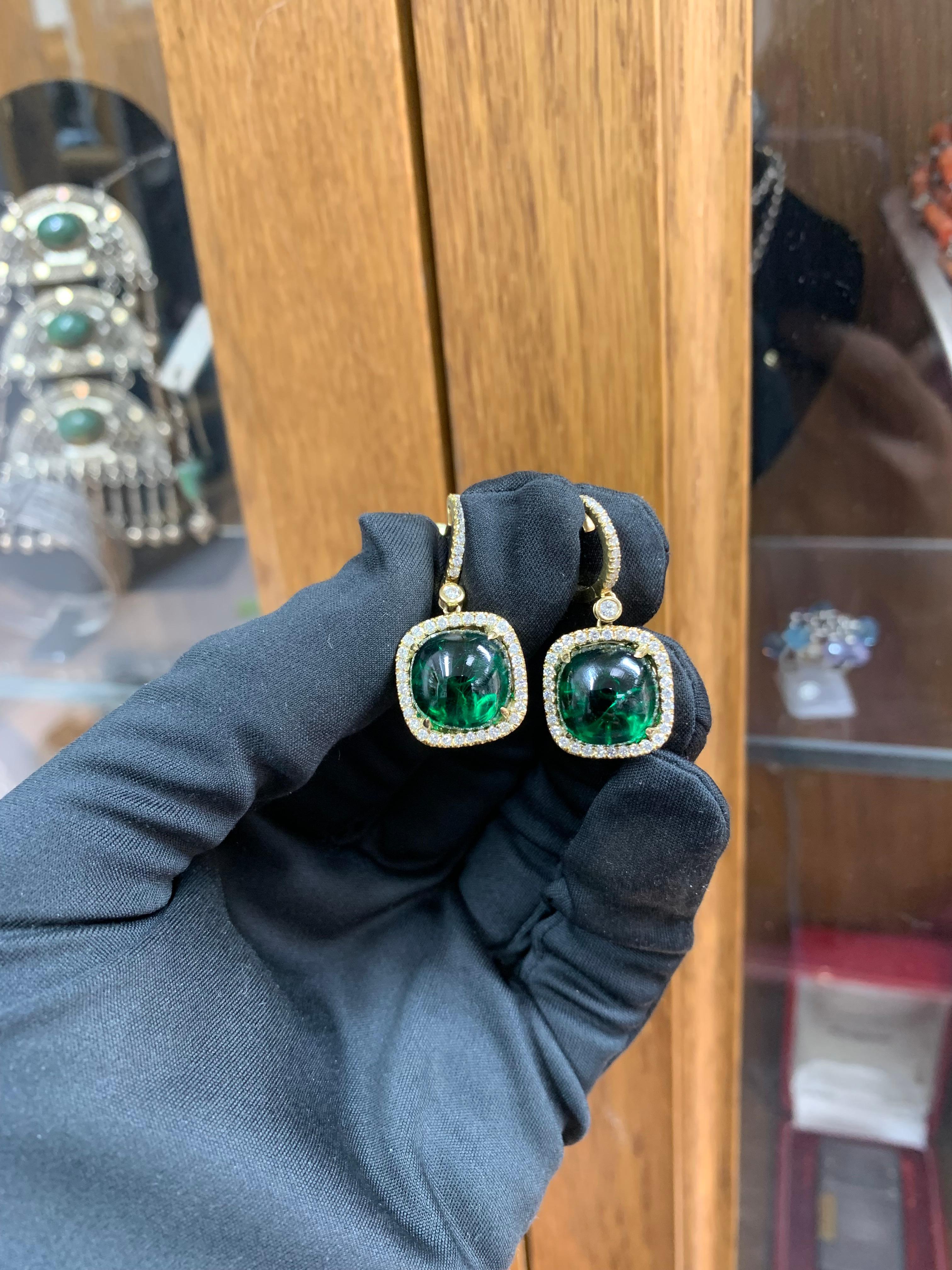 18k Gold Green Tourmaline & Diamond Earrings In Excellent Condition For Sale In Ramat Gan, IL