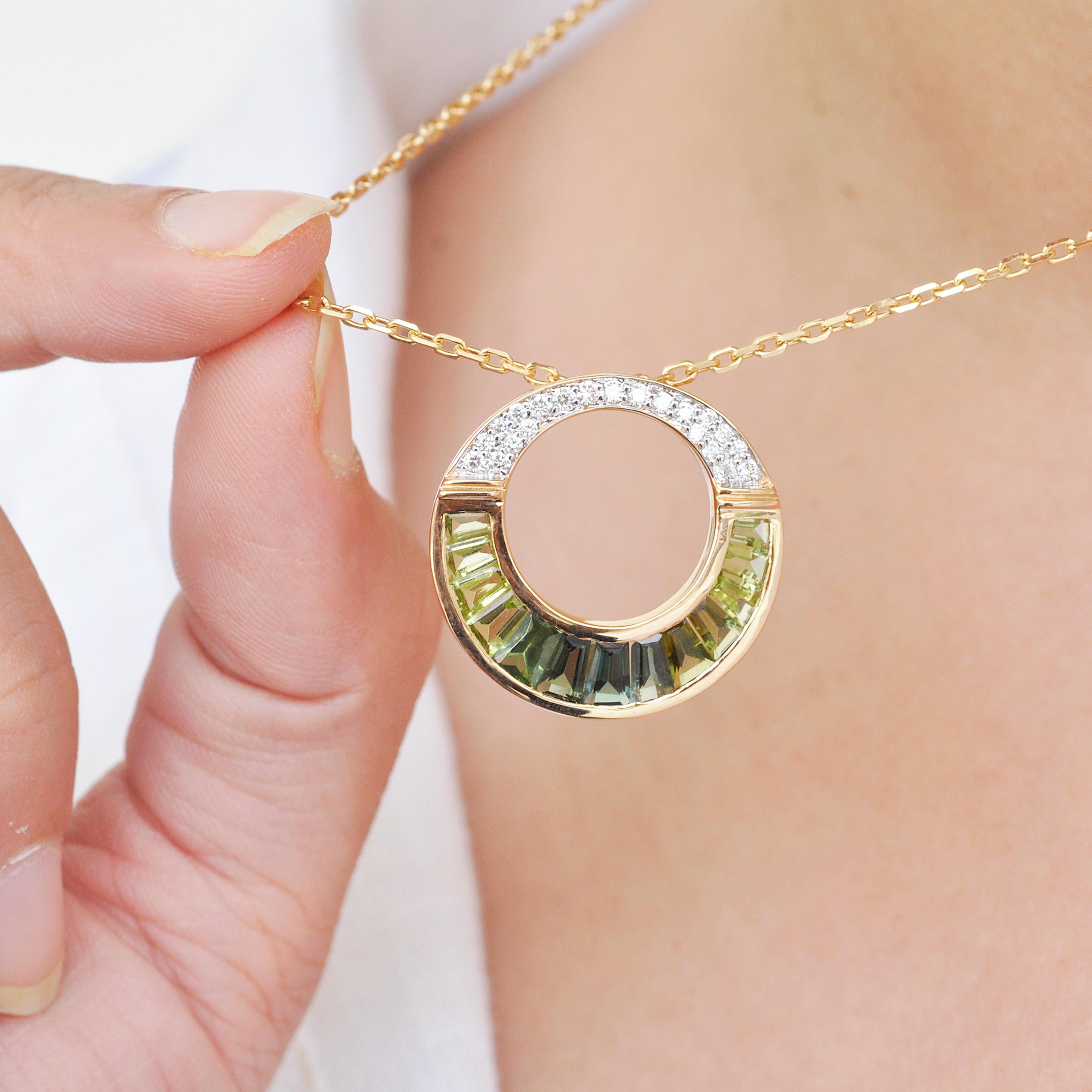 Taille navette Pendentif de style Art déco en or 18 carats avec tourmaline verte, péridots et diamants taille baguette en vente