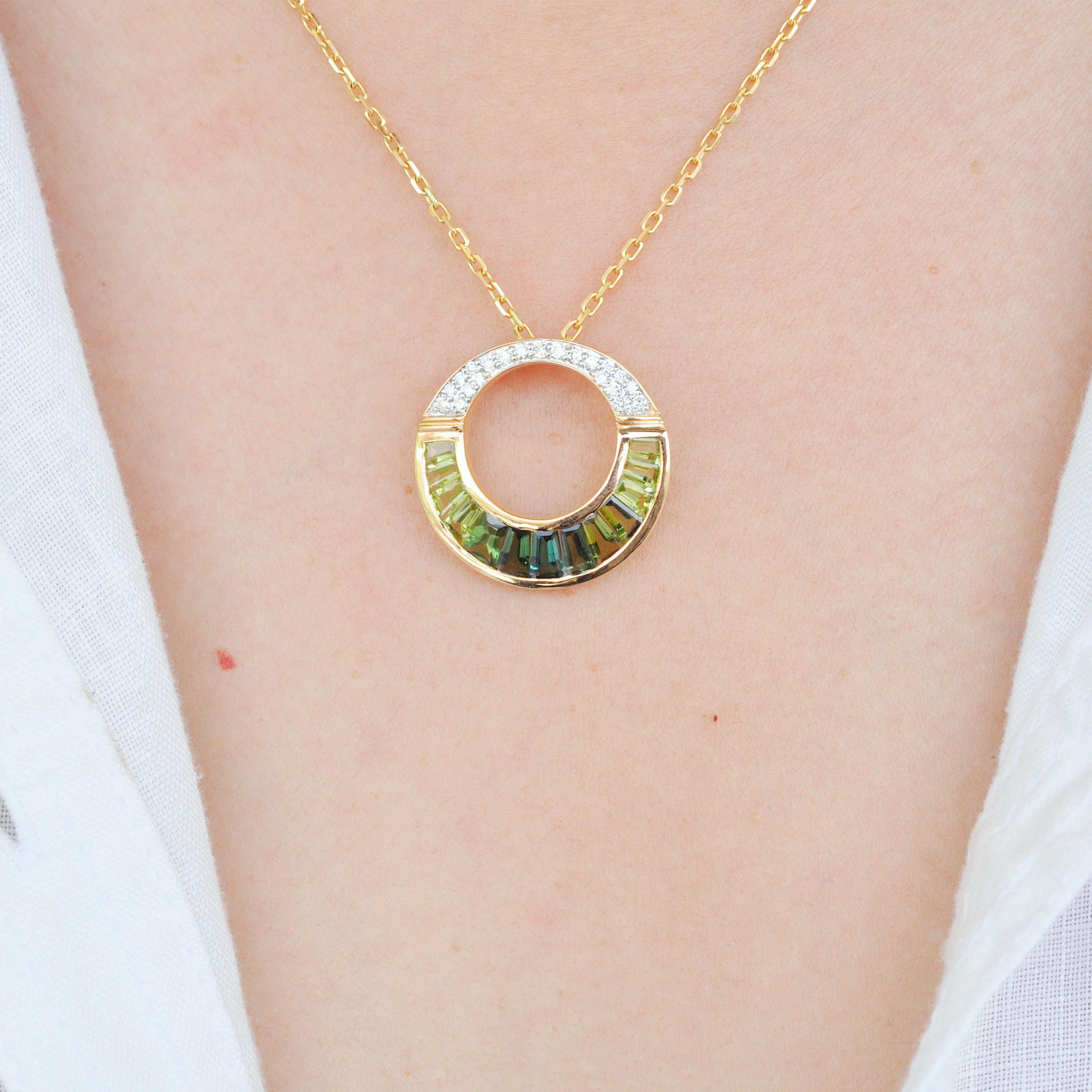 Pendentif de style Art déco en or 18 carats avec tourmaline verte, péridots et diamants taille baguette Pour femmes en vente
