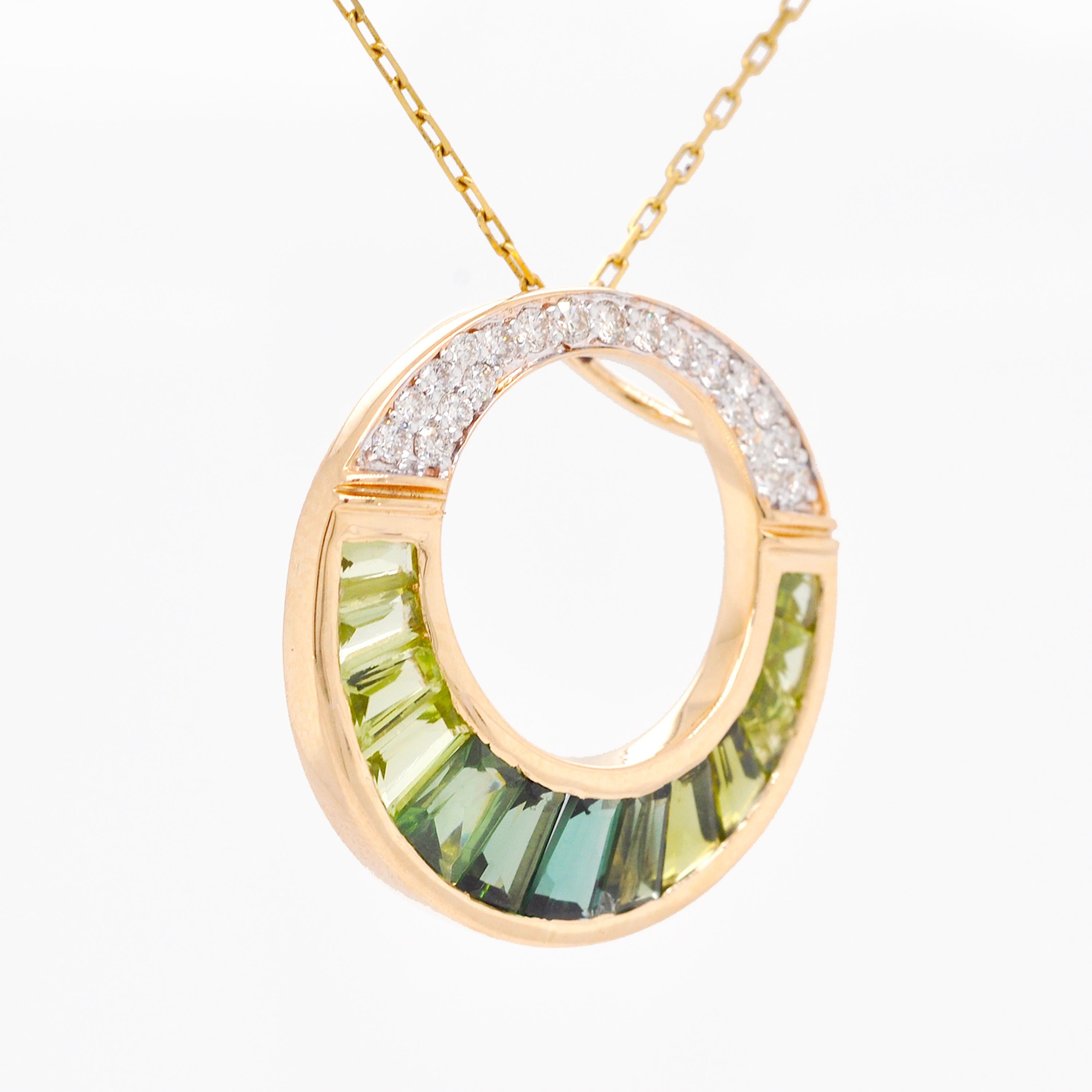18 Karat Gold Grüner Turmalin Peridot spitz zulaufender Baguette Diamant Art Deco Stil Anhänger Damen im Angebot