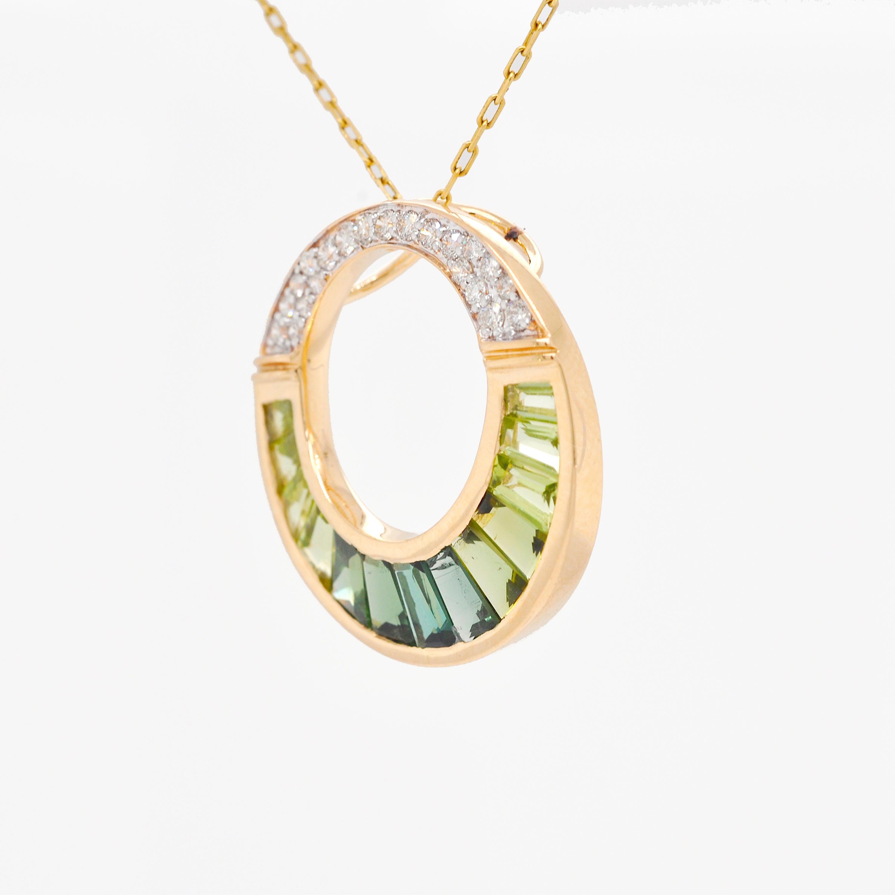 Pendentif de style Art déco en or 18 carats avec tourmaline verte, péridots et diamants taille baguette en vente 3